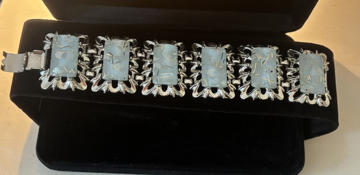 VINTAGE Gorgeous Confetti Lucite Thermoset Silver tone Bracelet & Clip Earrings