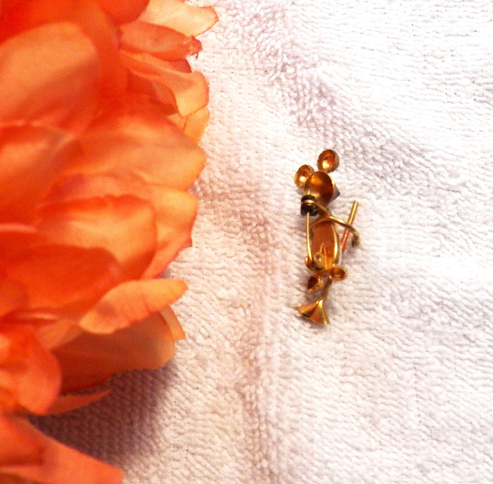 CLASSIC PIN BROOCH WHIMSICAL MOUSE COSTUME STONE BODY WHISKERS BROOM GOLD TO K13