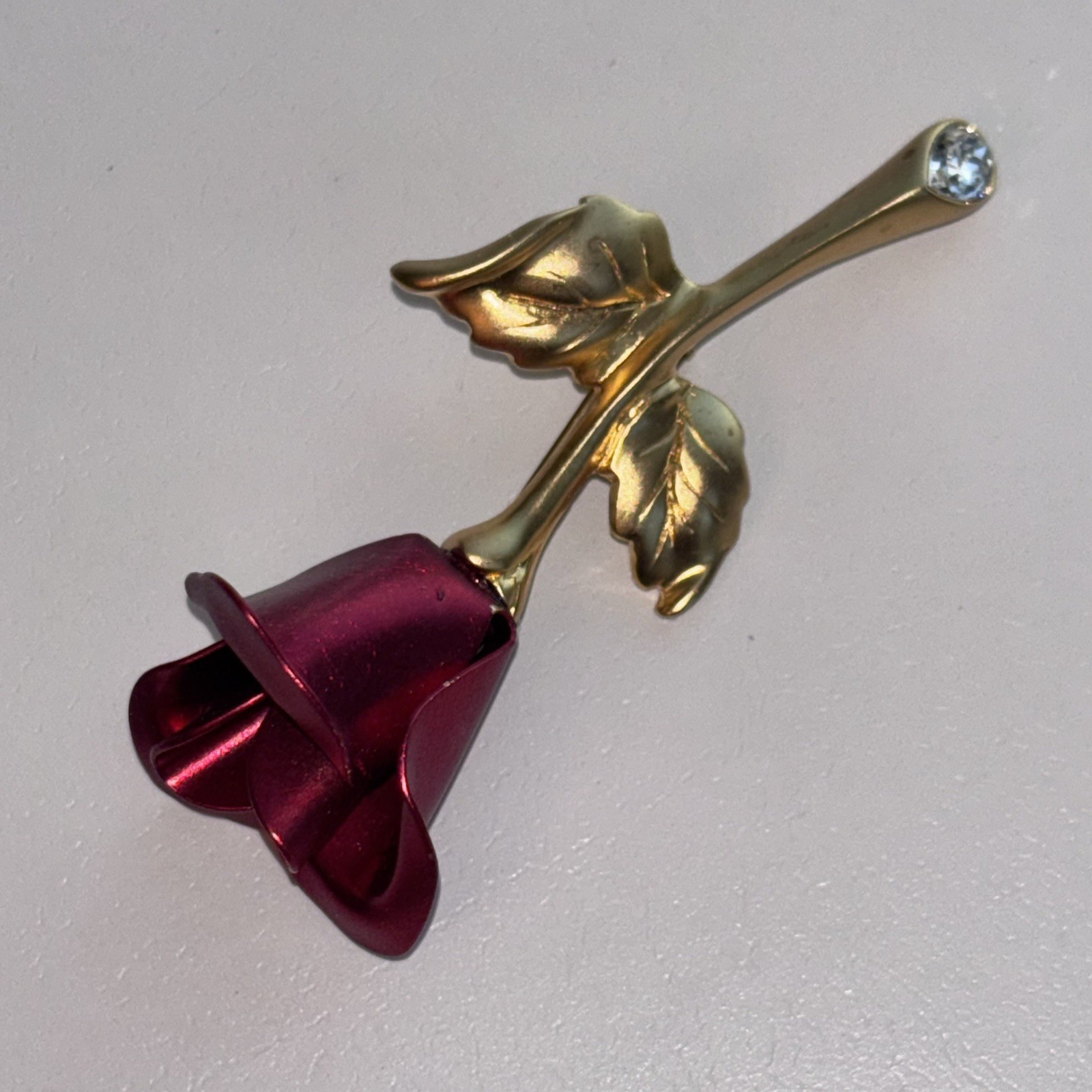 Vintage Rose Brooch Pin 3D Gold Tone Lucite Crystal Stem 2.5” Signed Stunning✨