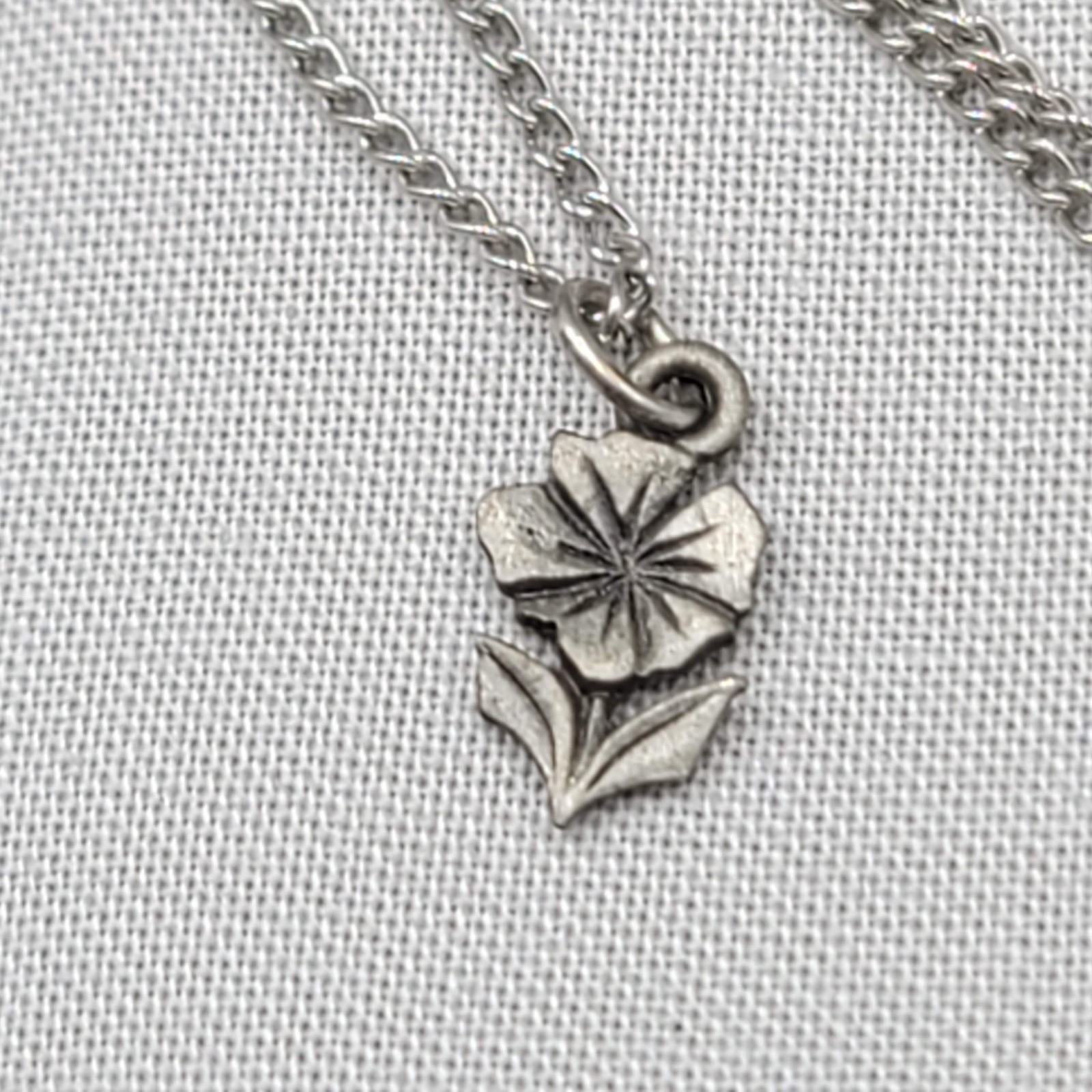 Vintage Childs Flower Pendant Necklace Silver tone 16 in