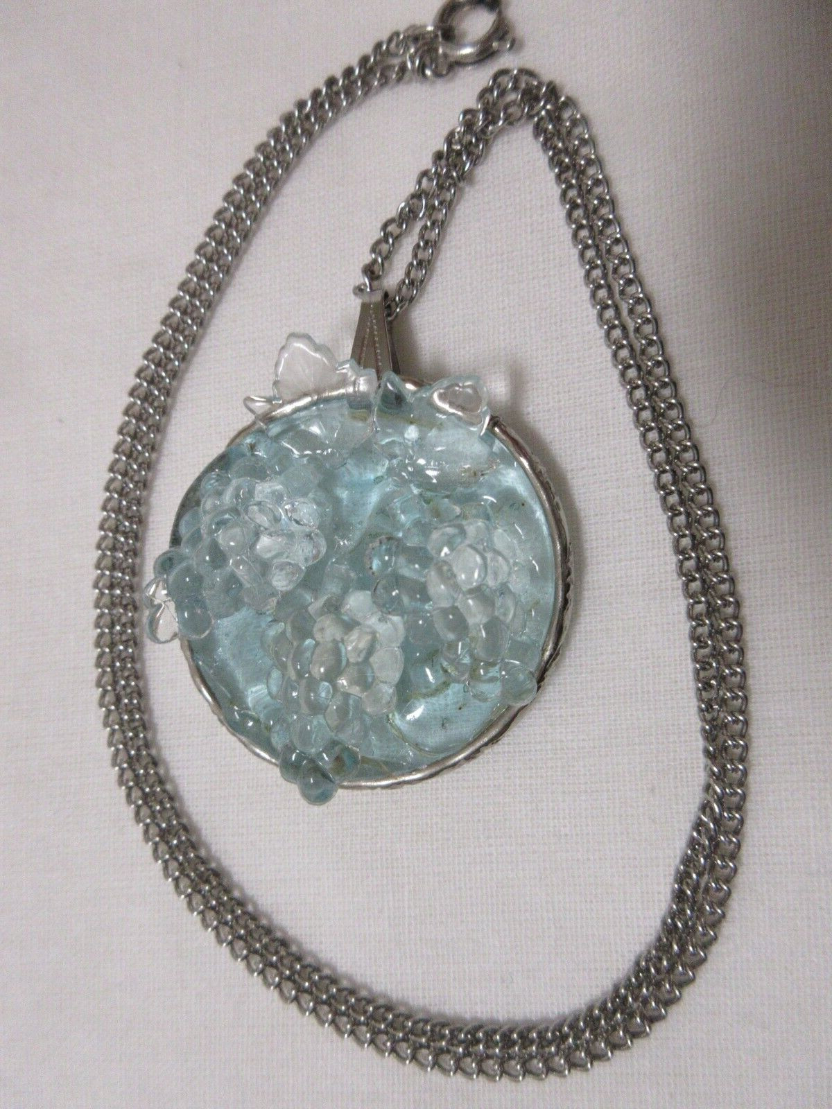 Vintage Silver Tone Tinted Molded Lucite Grape Clusters Pendant Necklace 21″