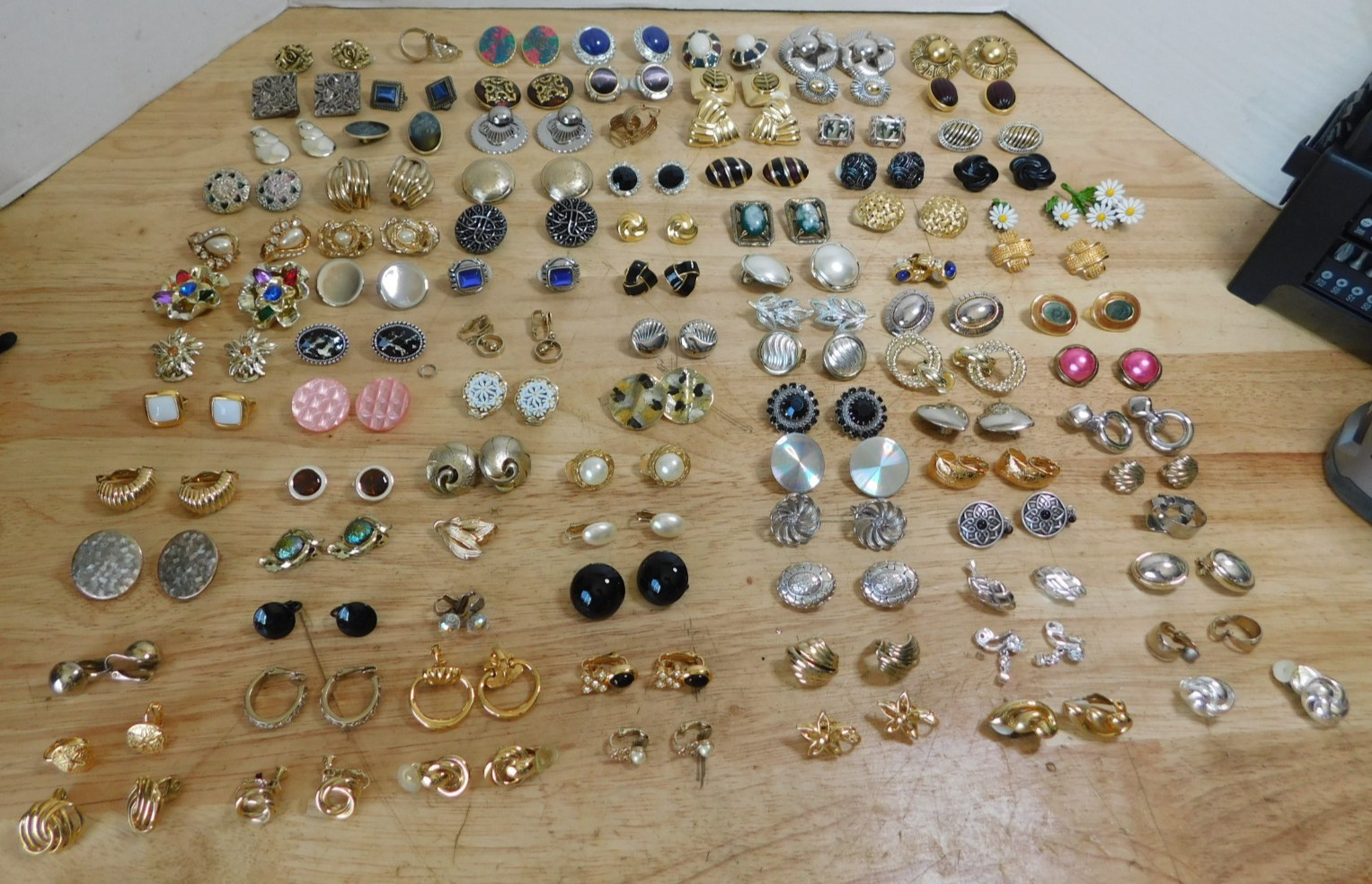 99 Pair Chunky Statement Clip Earrings 80’s Costume Gold Toned Enamel, 3/106