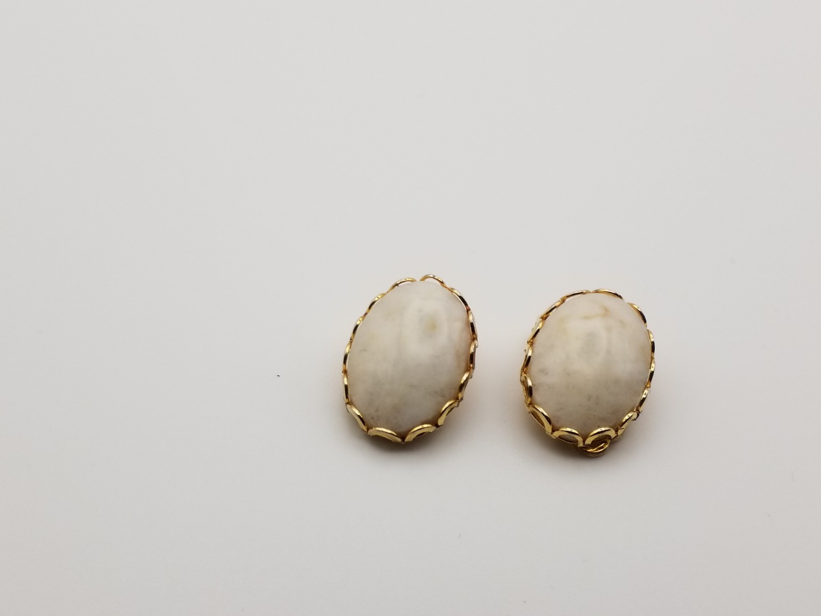 Vintage Clip-On Earrings Real Stones! Oval White Mineral Gold Tone Metal Agate?
