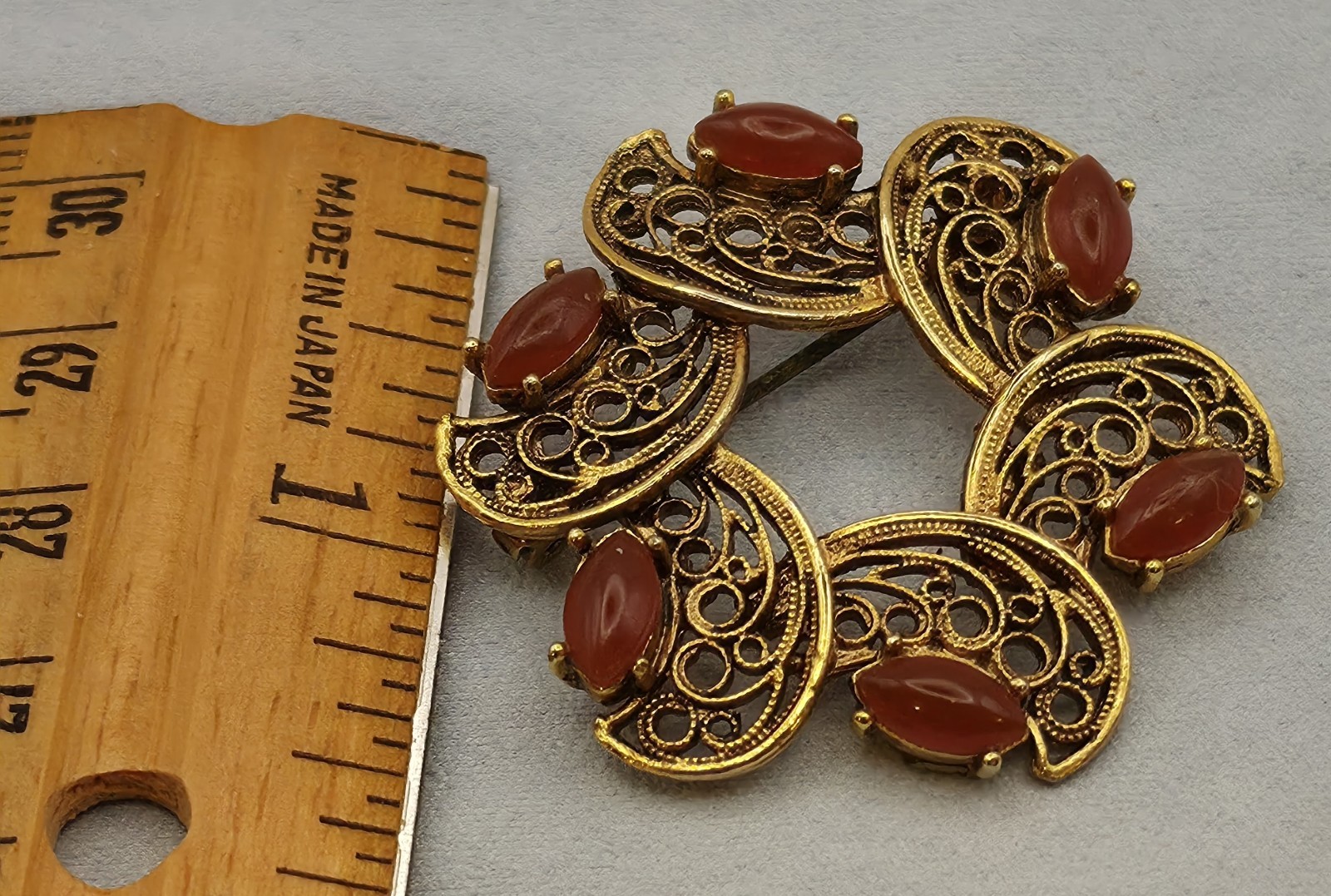 Beautiful Vintage Tacoa Goldtone Round Wreath Brooch With Carmilen Stones.
