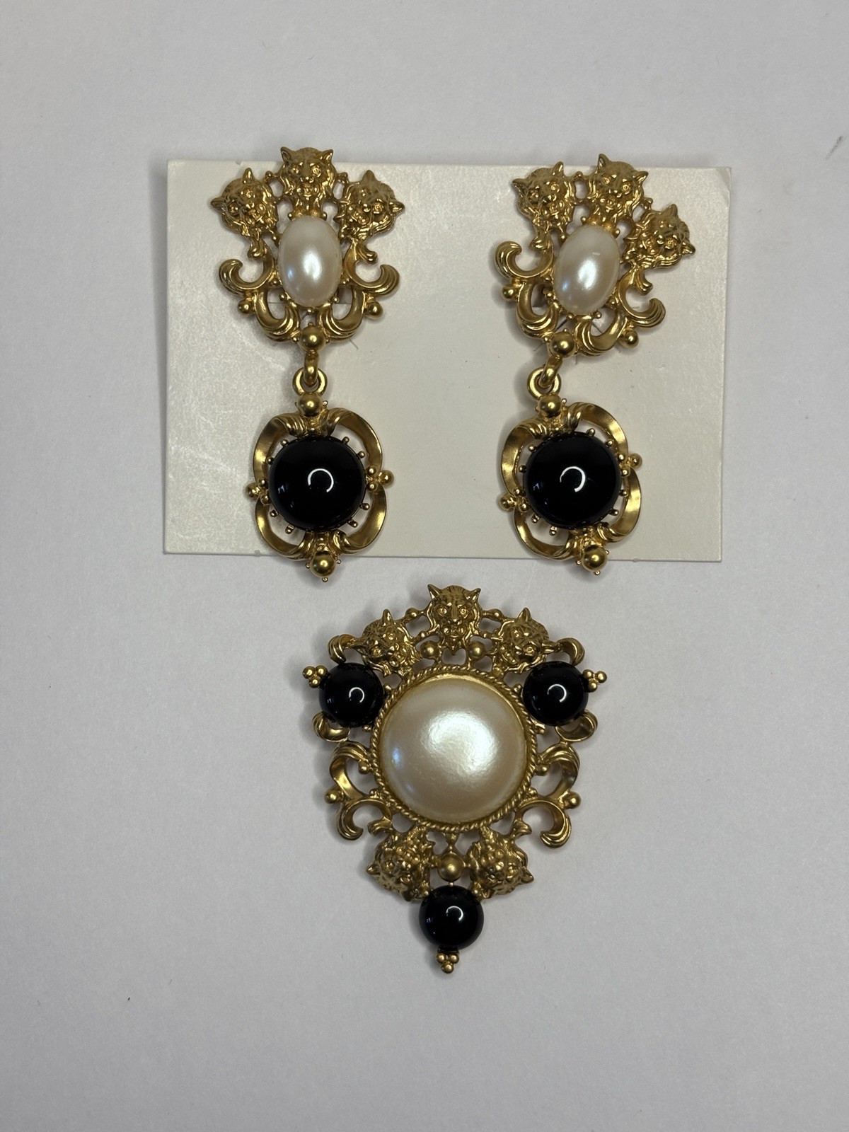 RARE Avon Vintage Gold Tone Lion Heads White / Black Cabochons Brooch & Earrings