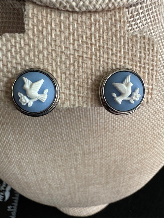 VTG 1983 Avon “Dove with Olive Branch ” Cameo Clip-on Earrings Blue Silver Tone
