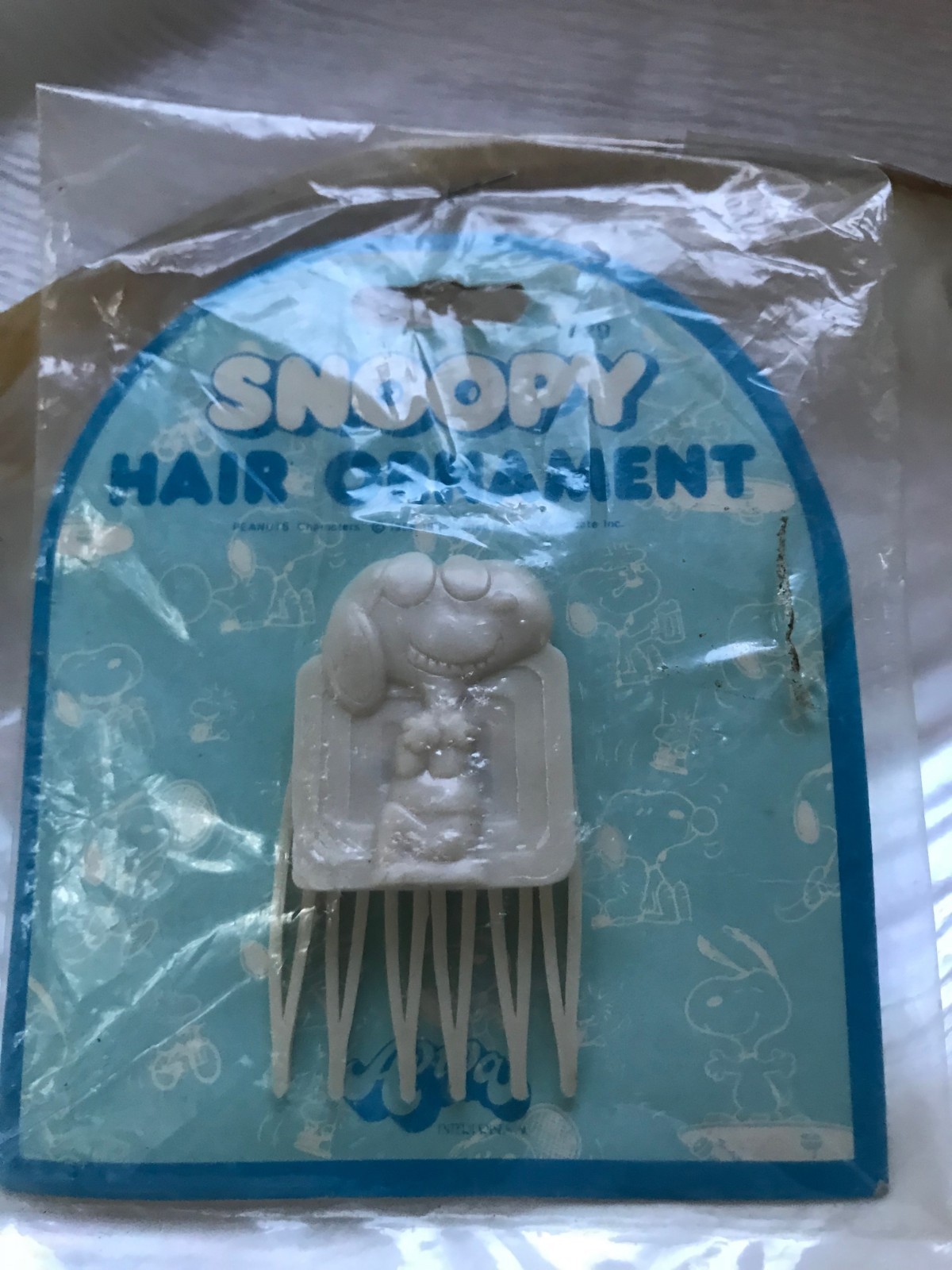 Vintage White Plastic SNOOPY Hair Comb Ornament – 1.25 x 2 an 3/8th’s inches –