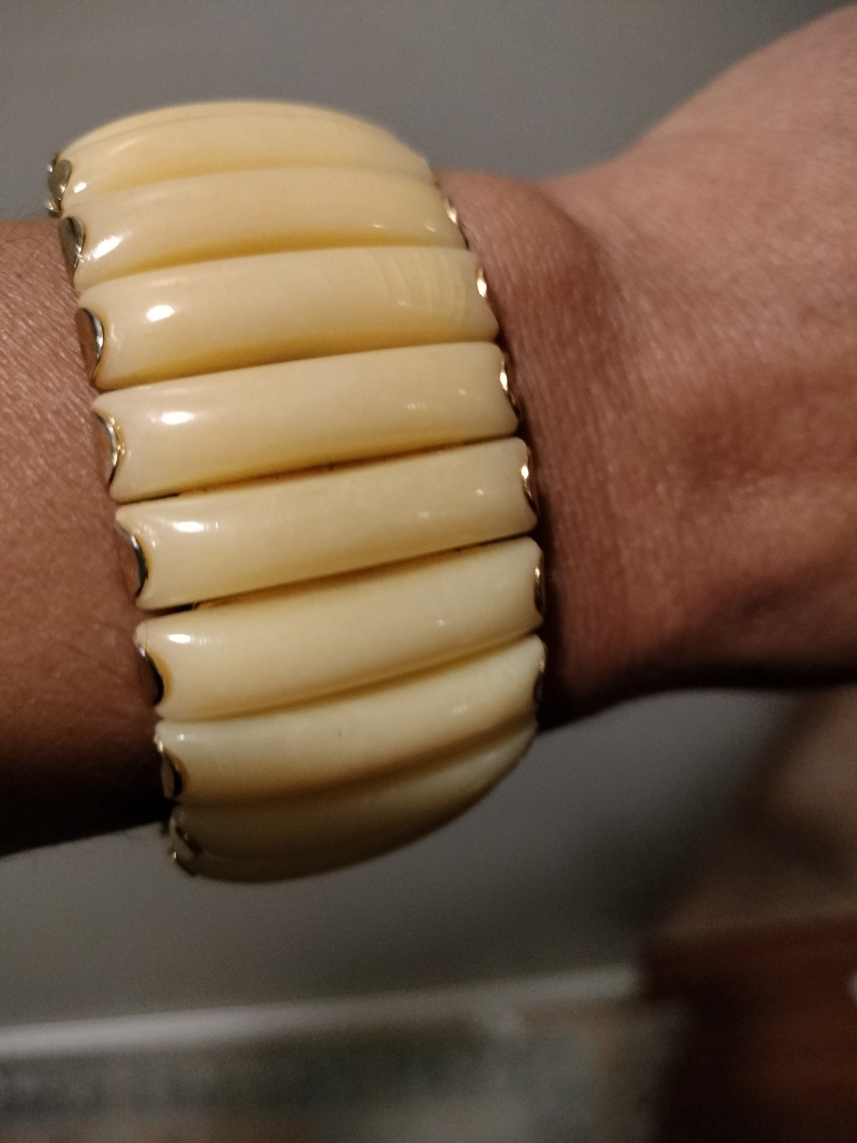 VINTAGE ESTATE SIGNED HONG KONG EXPANDABLE Lucite BRACELET. Creme + Gold Tone