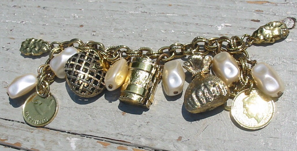 Vtg Farthing 1944 Coin Charm Bracelet Gold Tone Pearly Riches Treasure Bank Bag