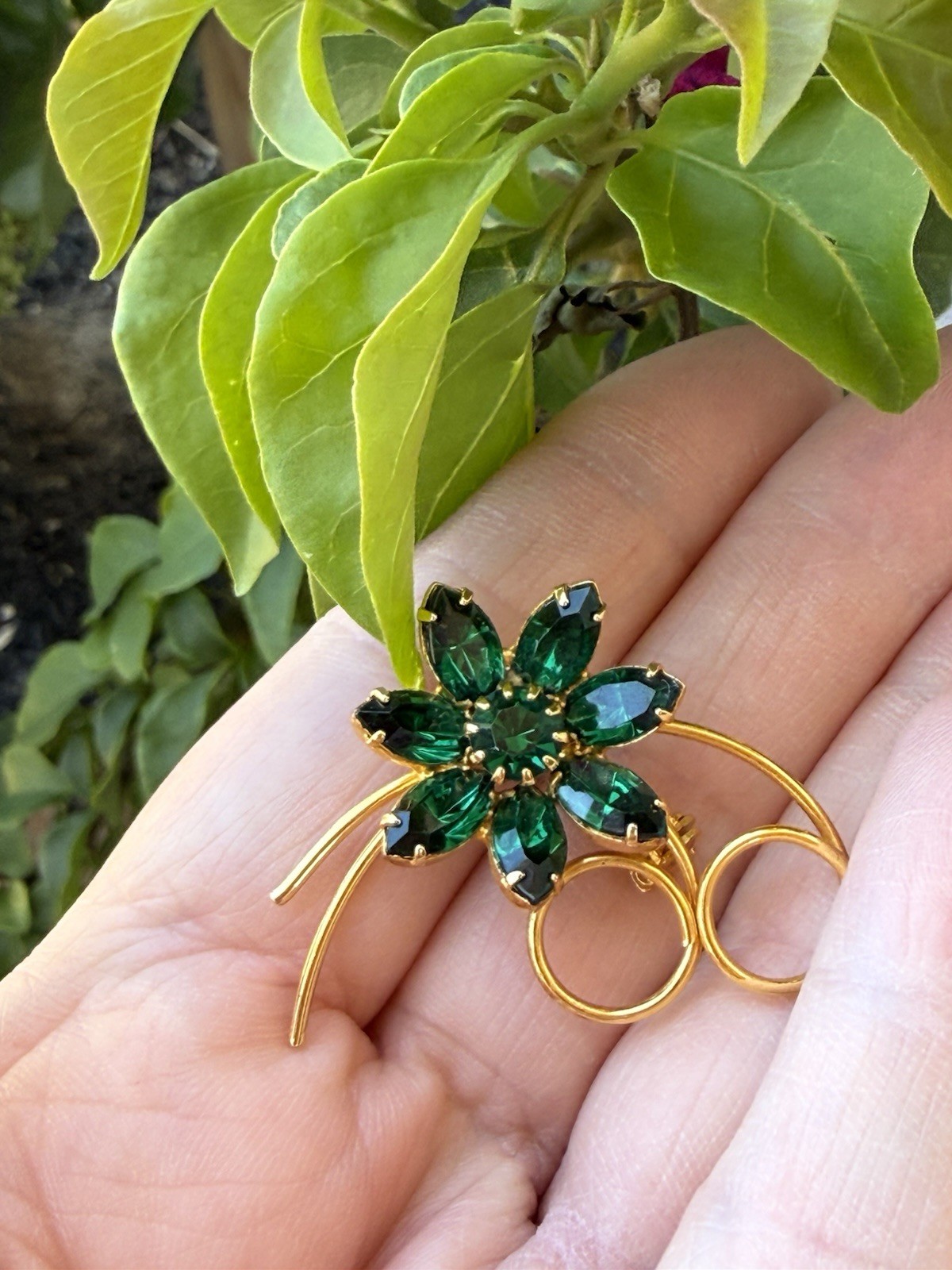 Vintage Gold Tone Emerald Green Rhinestone Curved Stem Flower Brooch