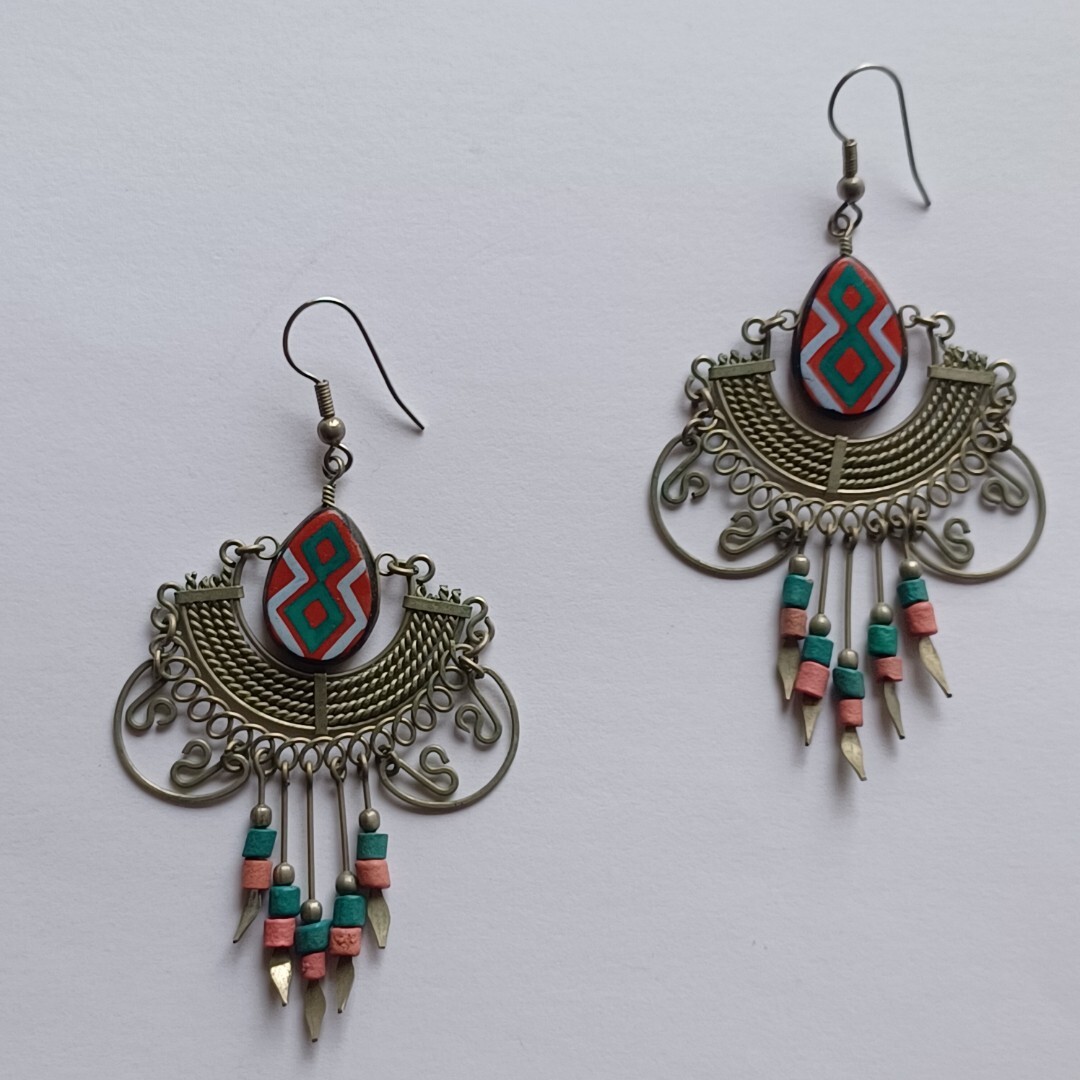 Vintage Southwest Tribal Boho Silver Tone Dangle Drop Pierced Beaded Earrings