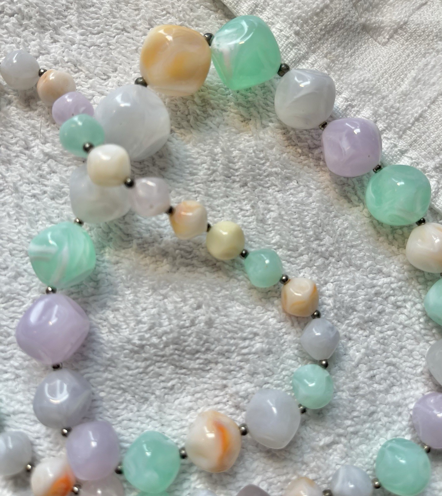 24″ Vintage Lucite Beaded Necklace Chunky Pastel Coral Blue Purple Marbled Beads