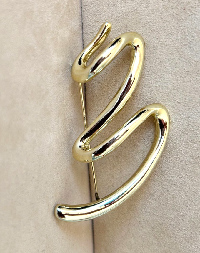 80s Scroll Swirl Ribbon Brooch Pin Gold Tone 2.5″ Length Shinny