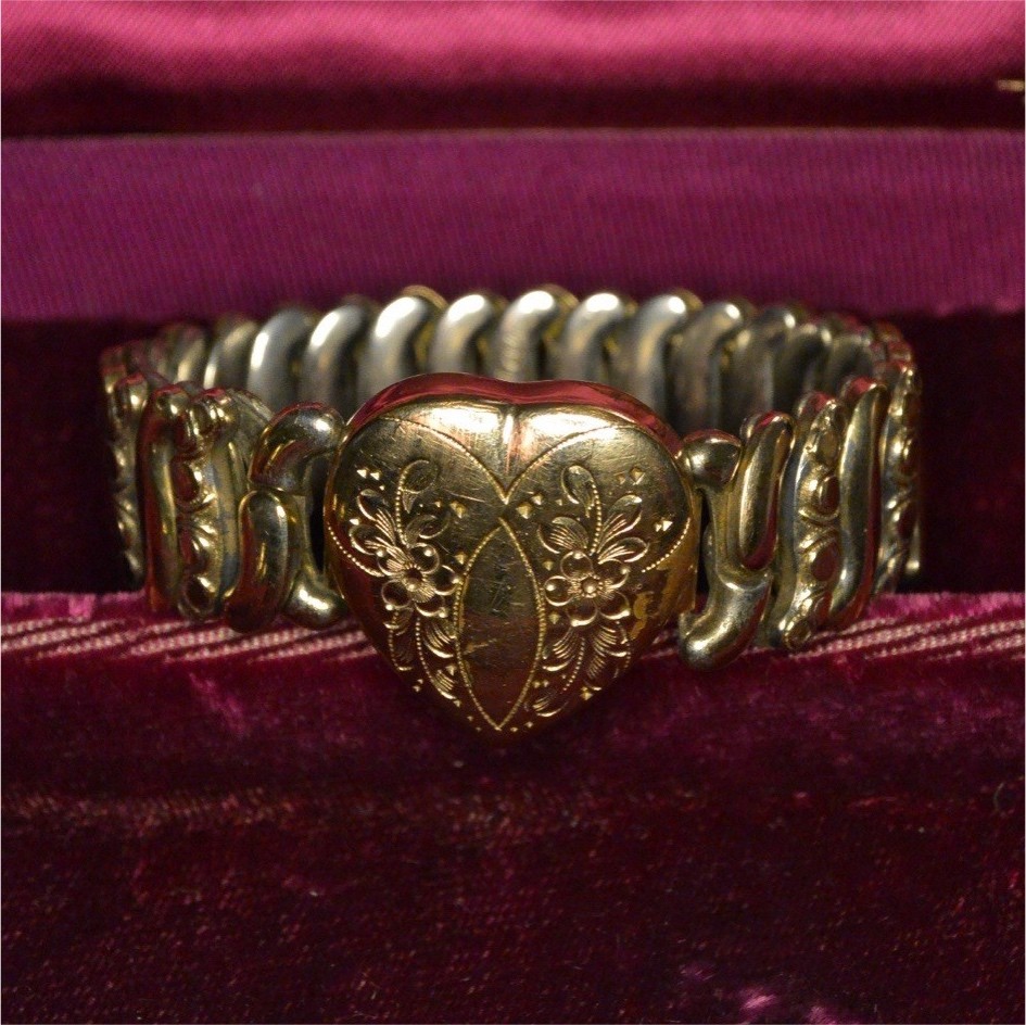 Vintage sweetheart Heart expanding bracelet excellent condition.