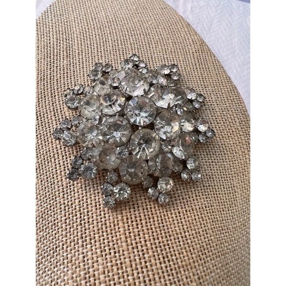 Vtg 3″D Brooch Clear Cut Crystals Silver Tone Beauty Flower Pin Clear Crystal