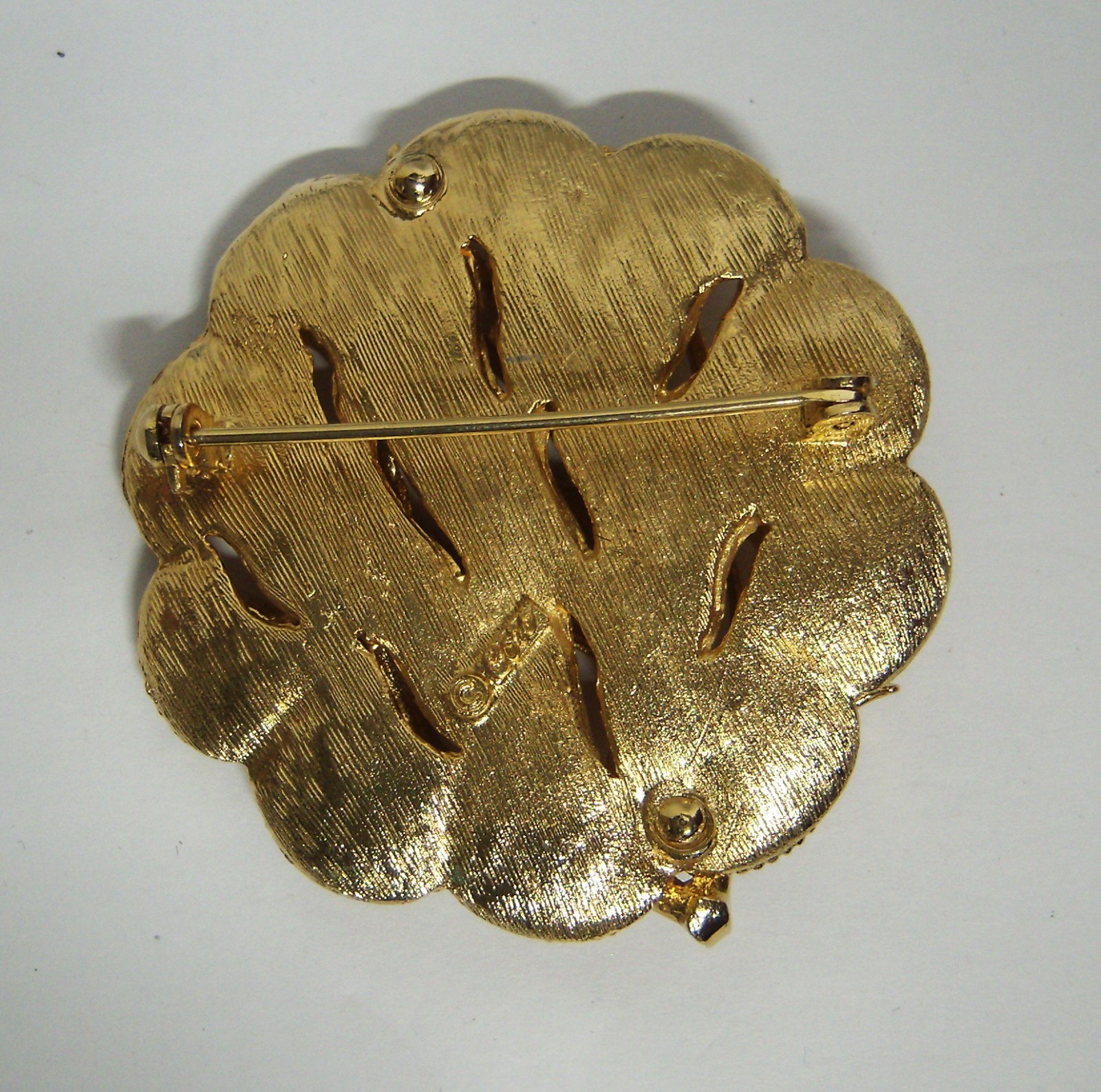 Vtg 1950’s Coro Large Round Gold-Toned Textured Openwork Leaf Brooch Pin