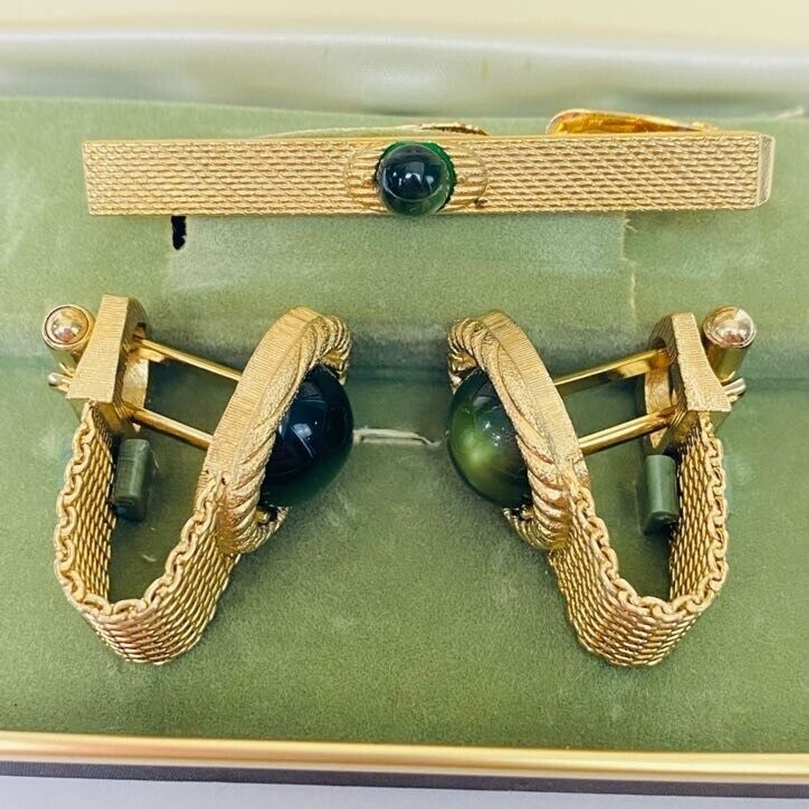 SWANK Green Cabochon Wraparound Mesh Fold over Cuff Links & Tie Clip Vintage