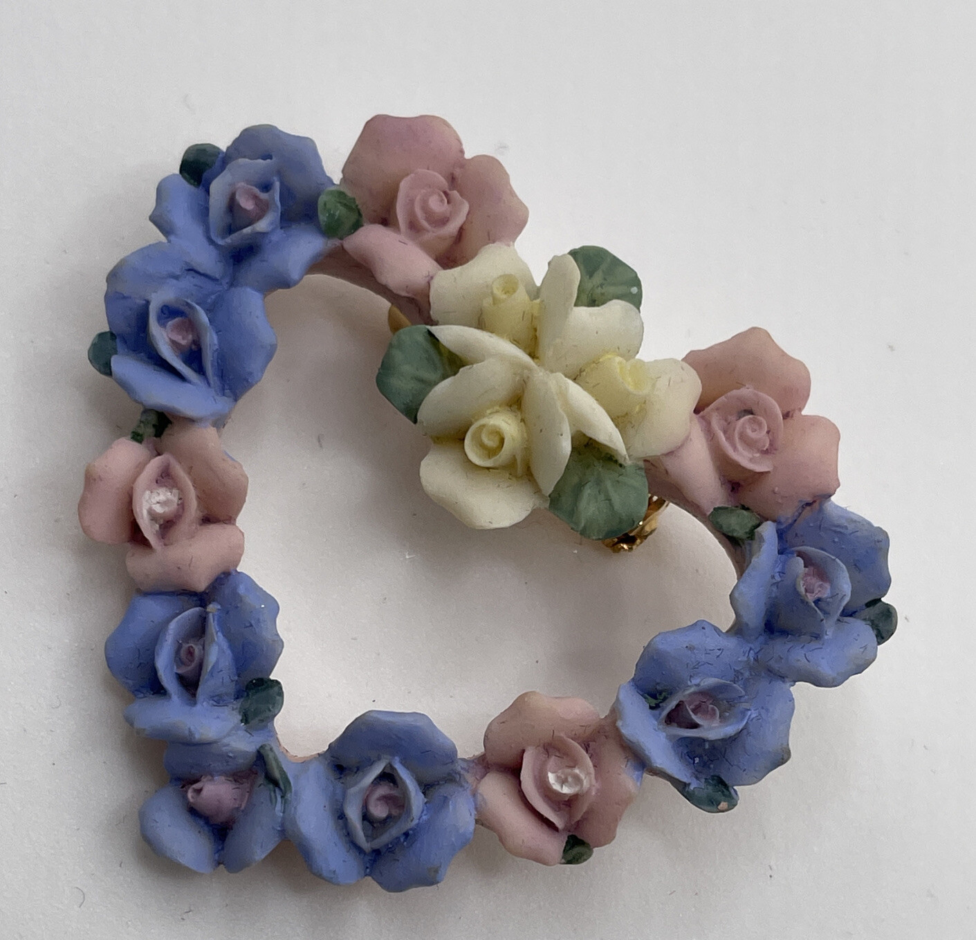 Avon Hearts And Roses Brooch Vintage Pin Pastel Yellow Pink Blue Flowers A3