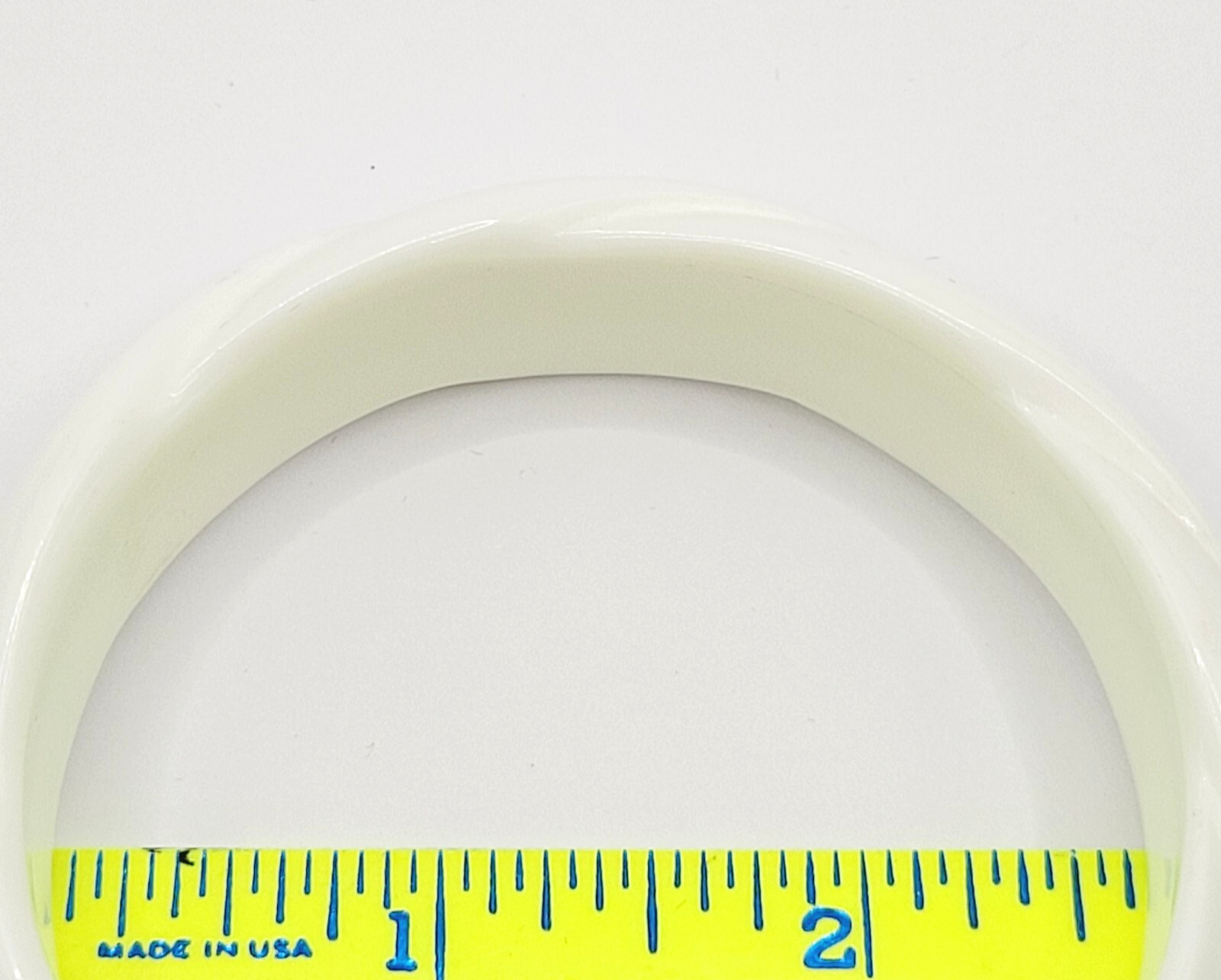 White with Twisted Wrap Design Style Resin Bangle Bracelet Retro Vintage 1980s