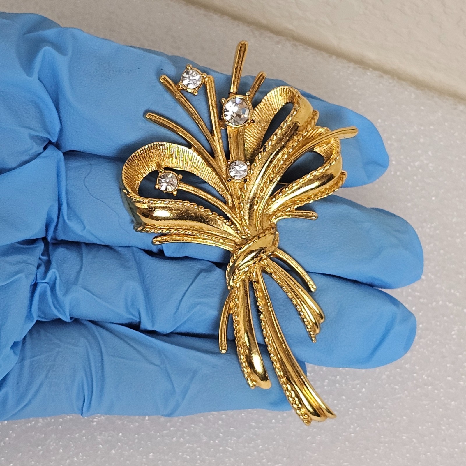 Vtg Gold Tone Textured Clear Crystal Rhinestone Brooch Pin Bouquet Ribbon Floral