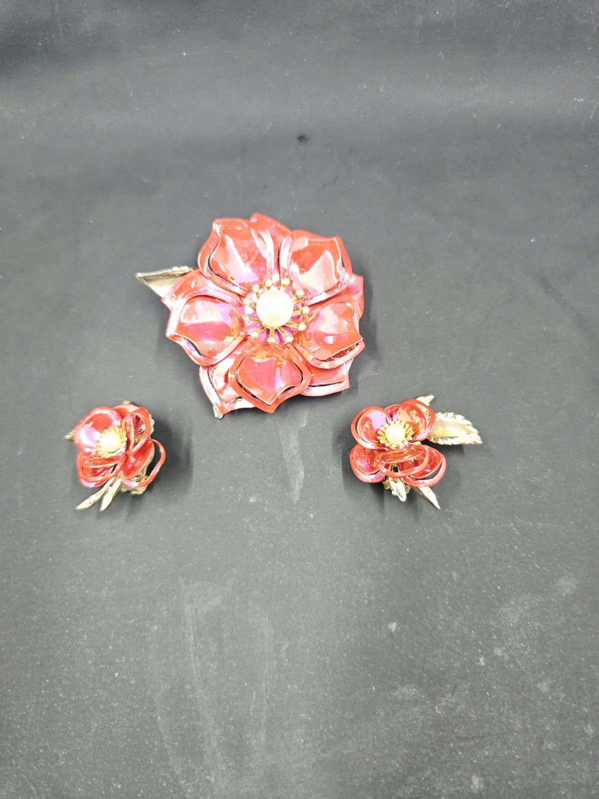 VTG Red Iridescent 3D Flower W/ Goldtone Accent Brooch & Clip-On Earring Set