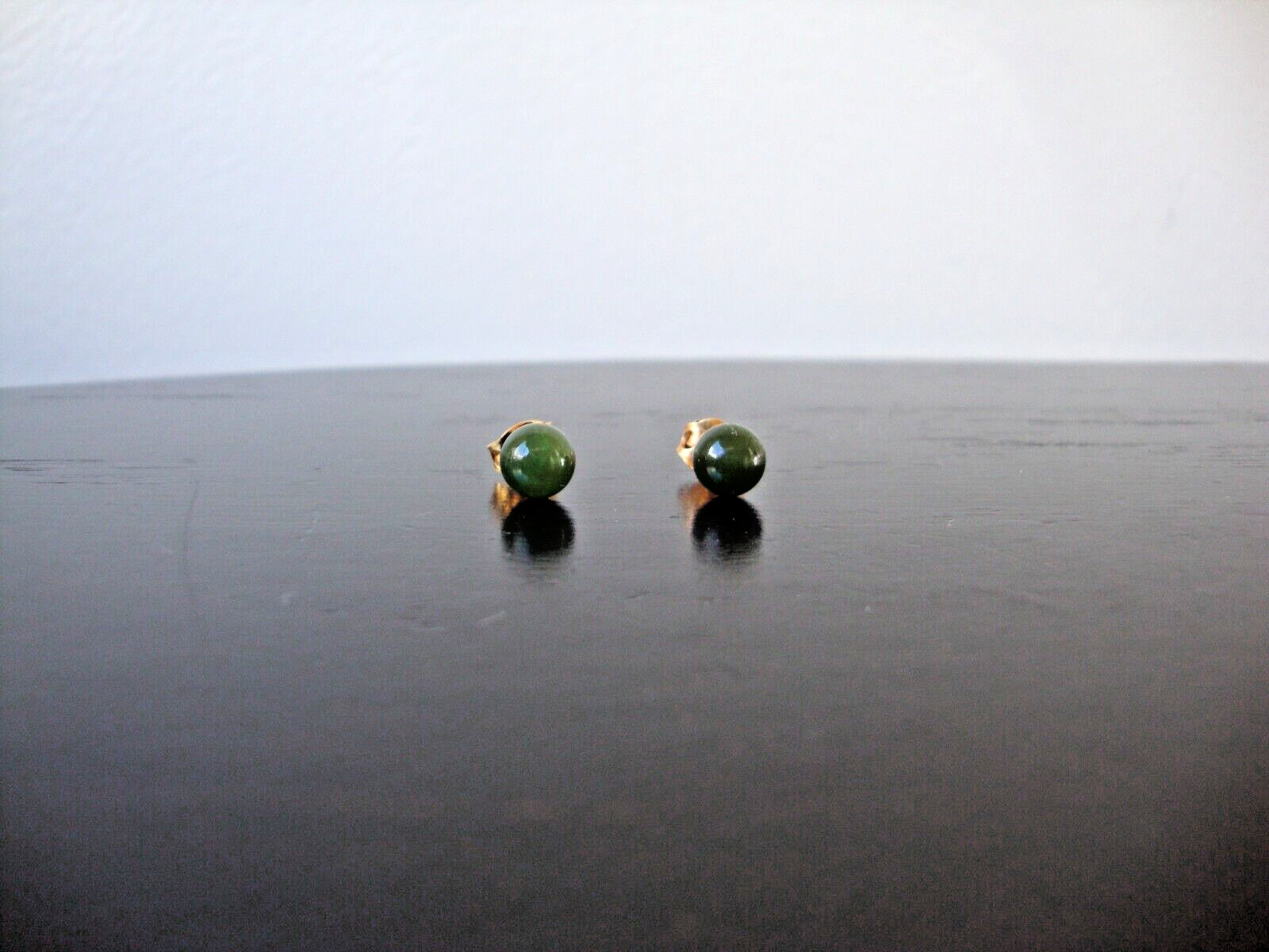 VINTAGE CLASSIC CHINESE 6MM GREEN JADE BALL YELLOW GOLD FILLED STUD EARRINGS