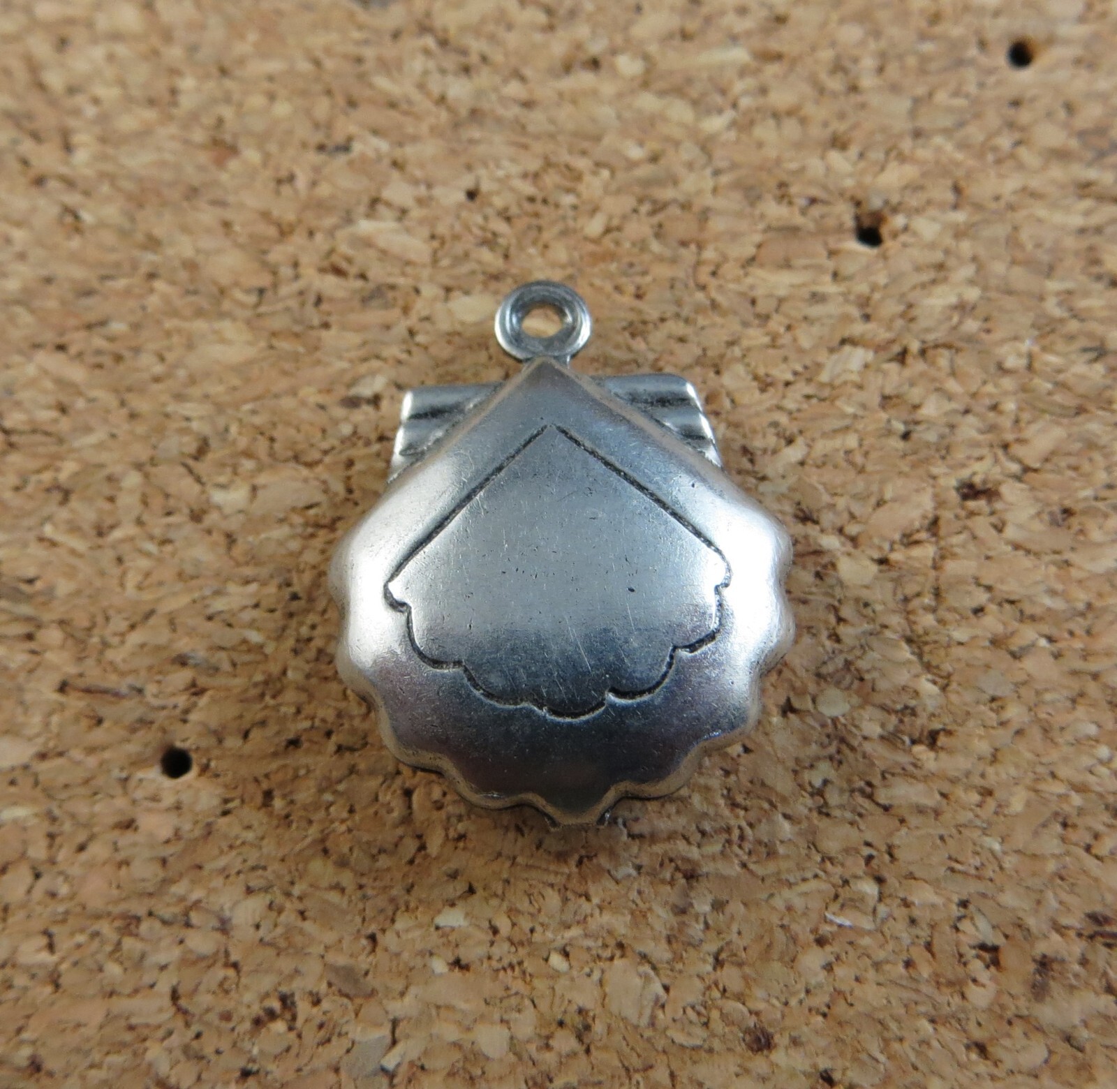 Vintage 3D Puffy Scallop Sea Shell Silver-tone 3/4″ Charm Pendant #830