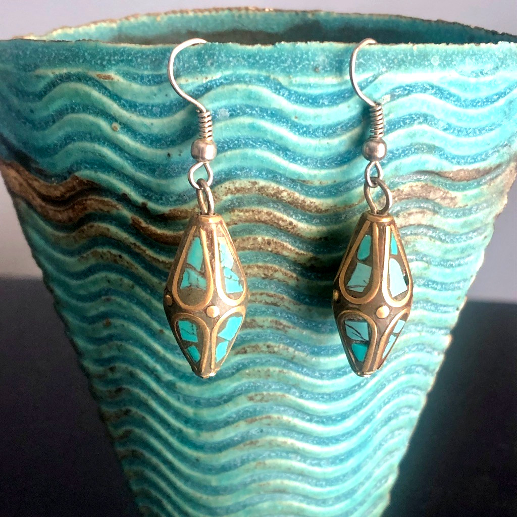 Brass & Turquoise Chip INLAY HOOK EARRINGS ~ 5 Sided 1 5/8″ long VTG 1980s