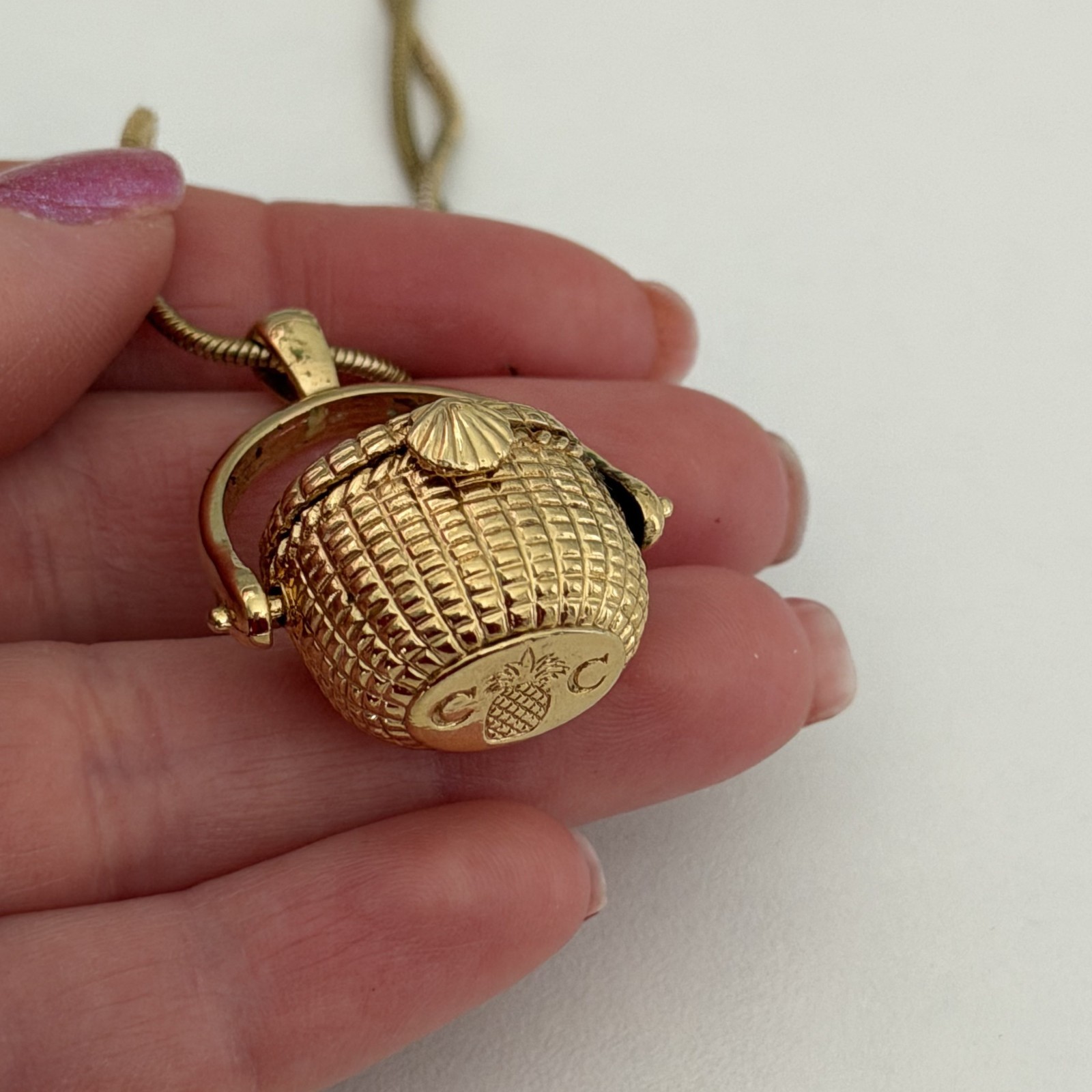 Vintage Gold Tone 3D Picnic Basket Locket Pendant (Opens) Chain Necklace 24″
