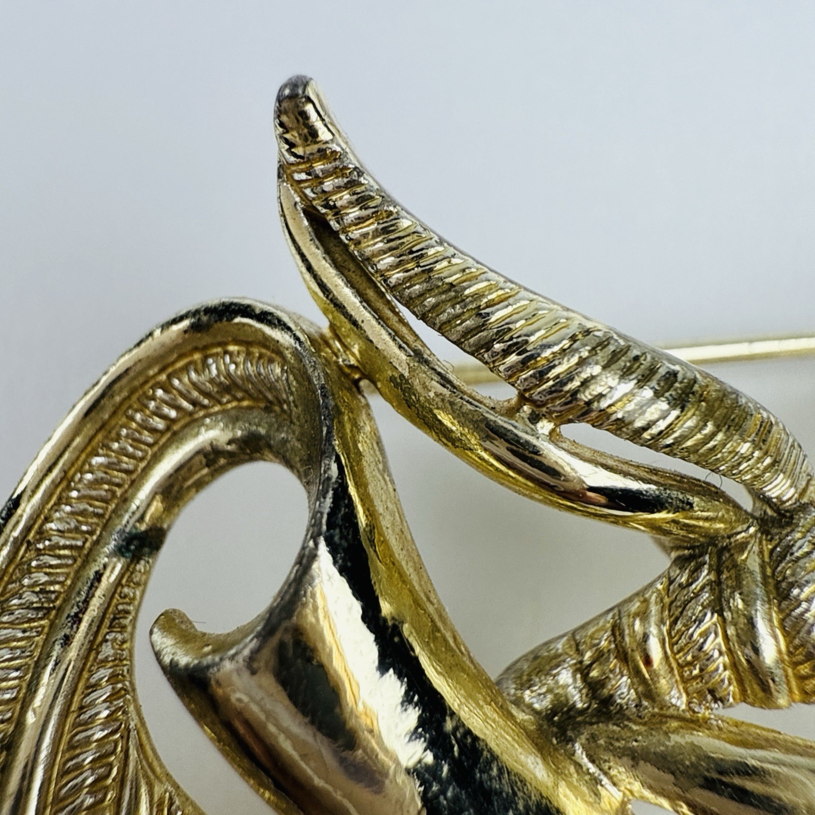 Vintage Gold Tone Brooch Textured Flowy Ribbons Unbranded 2”