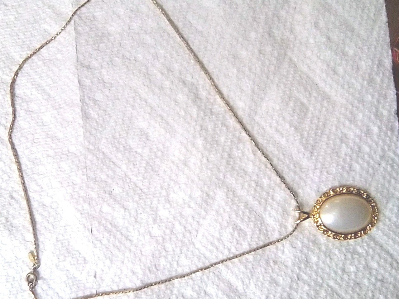Vintage Monet Faux Frosted White Cabochon Frame Pearl Gold Tone Chain Necklace
