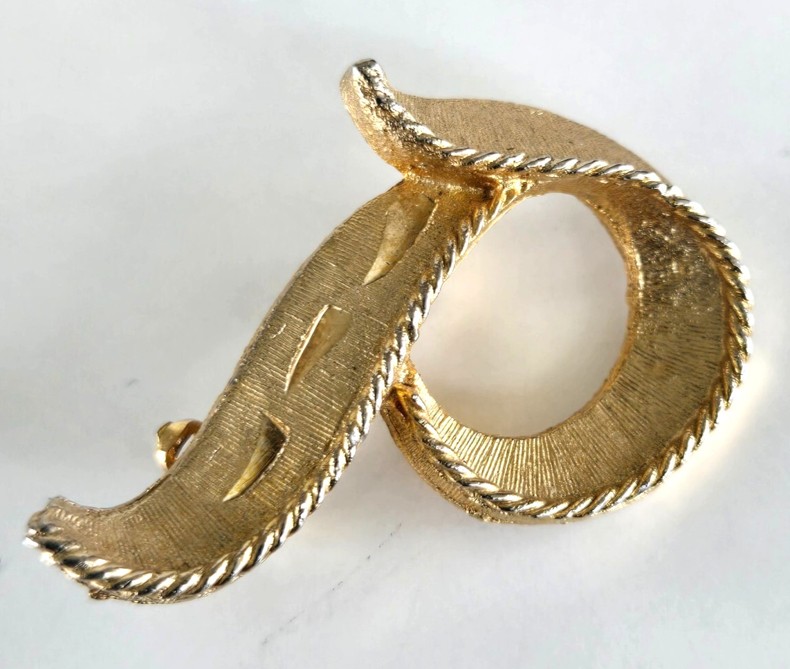 Vintage Initial Letter P Diamond Cut & Textured Gold Tone Pin 1-1/8″