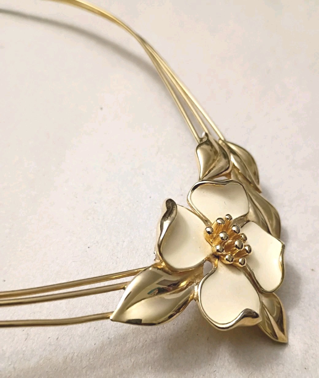 Vintage TRIFARI DOGWOOD FLOWER Choker Necklace Off White/ Cream Enamel Gold Tone