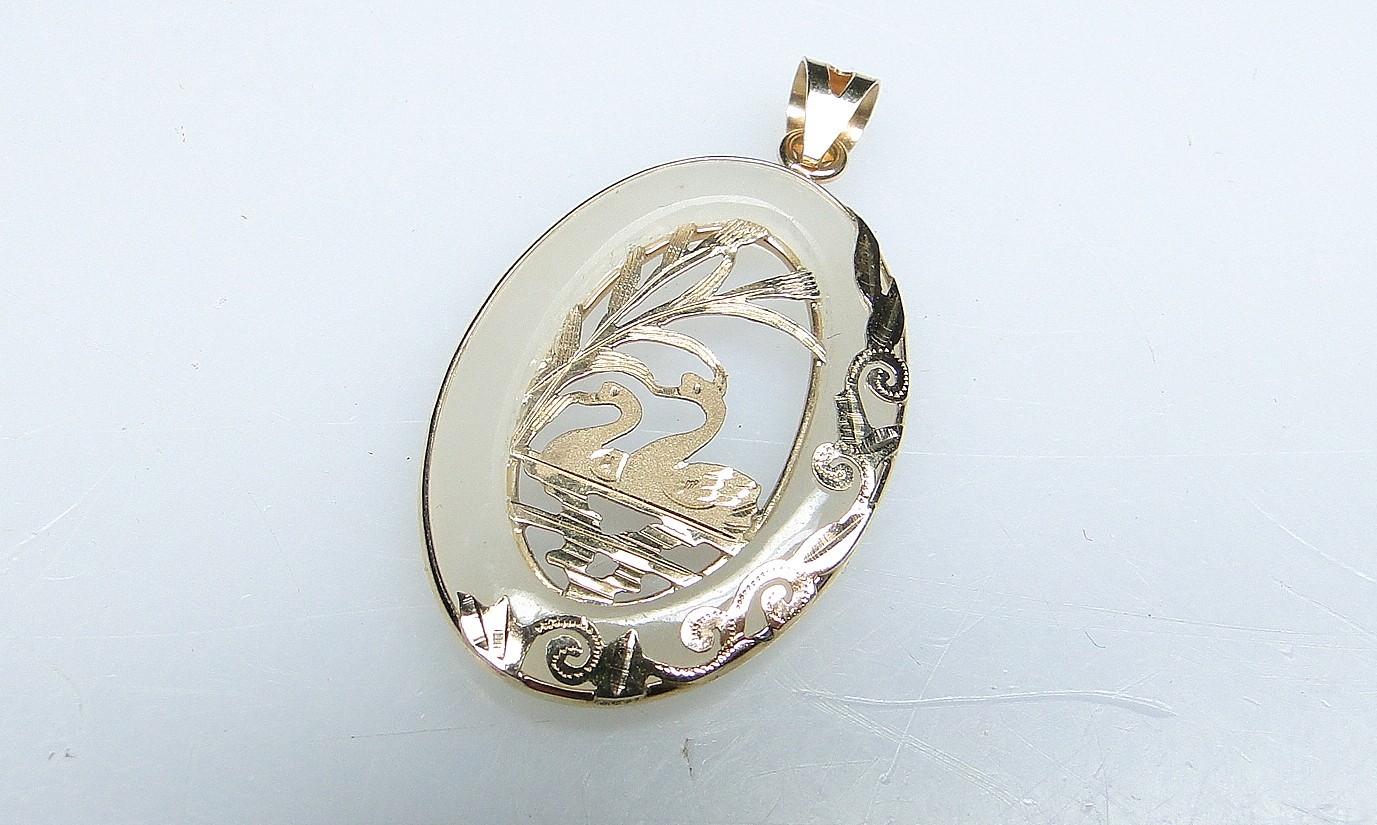 Ornate 14K Gold Swan Jade Pendant w Hallmarked Bale