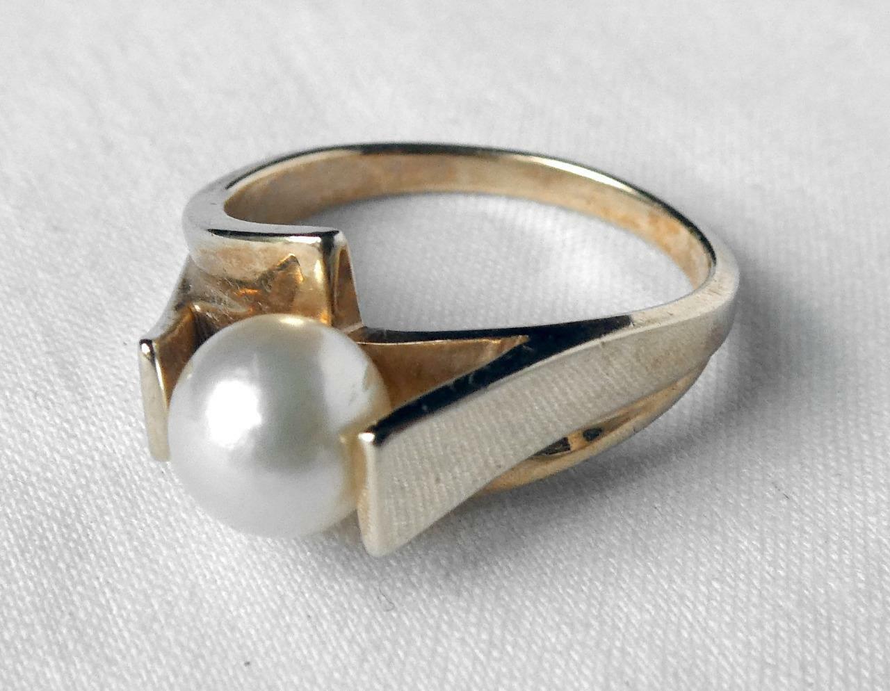 Vintage 10K Gold Modernist Tension Set 5MM Akoya Pearl Bypass Solitaire Ring Sz6