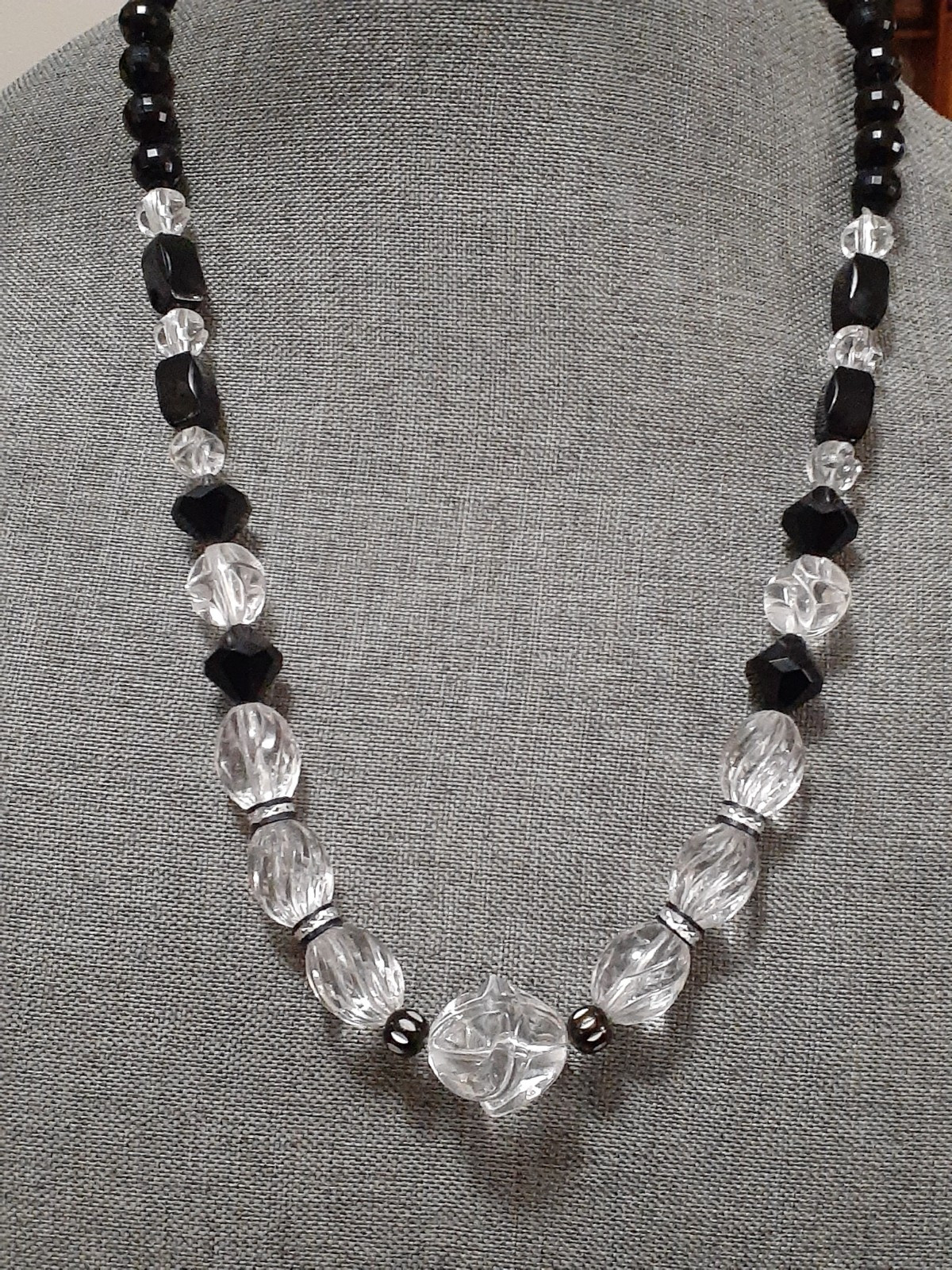 Vintage black & clear lucite bead chunky necklace w/rondelle spacer beads 25″