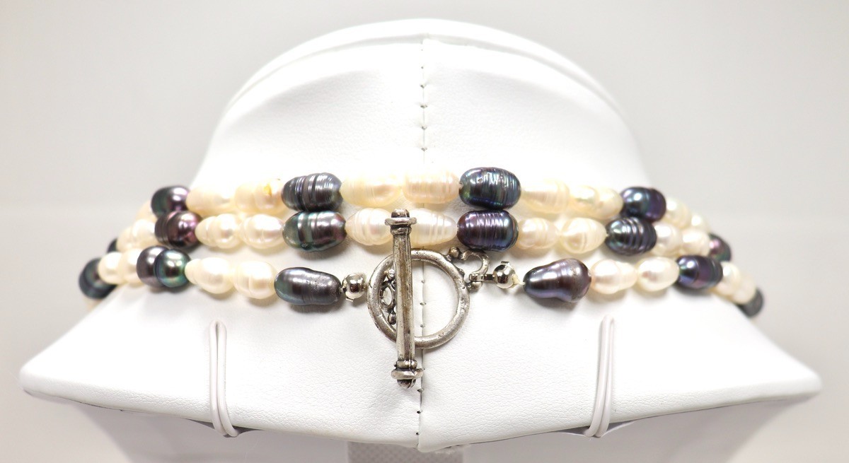 VINTAGE WHITE AND GRAY WATER PEARL NECKLACE 56″ TOGGLE CLASP