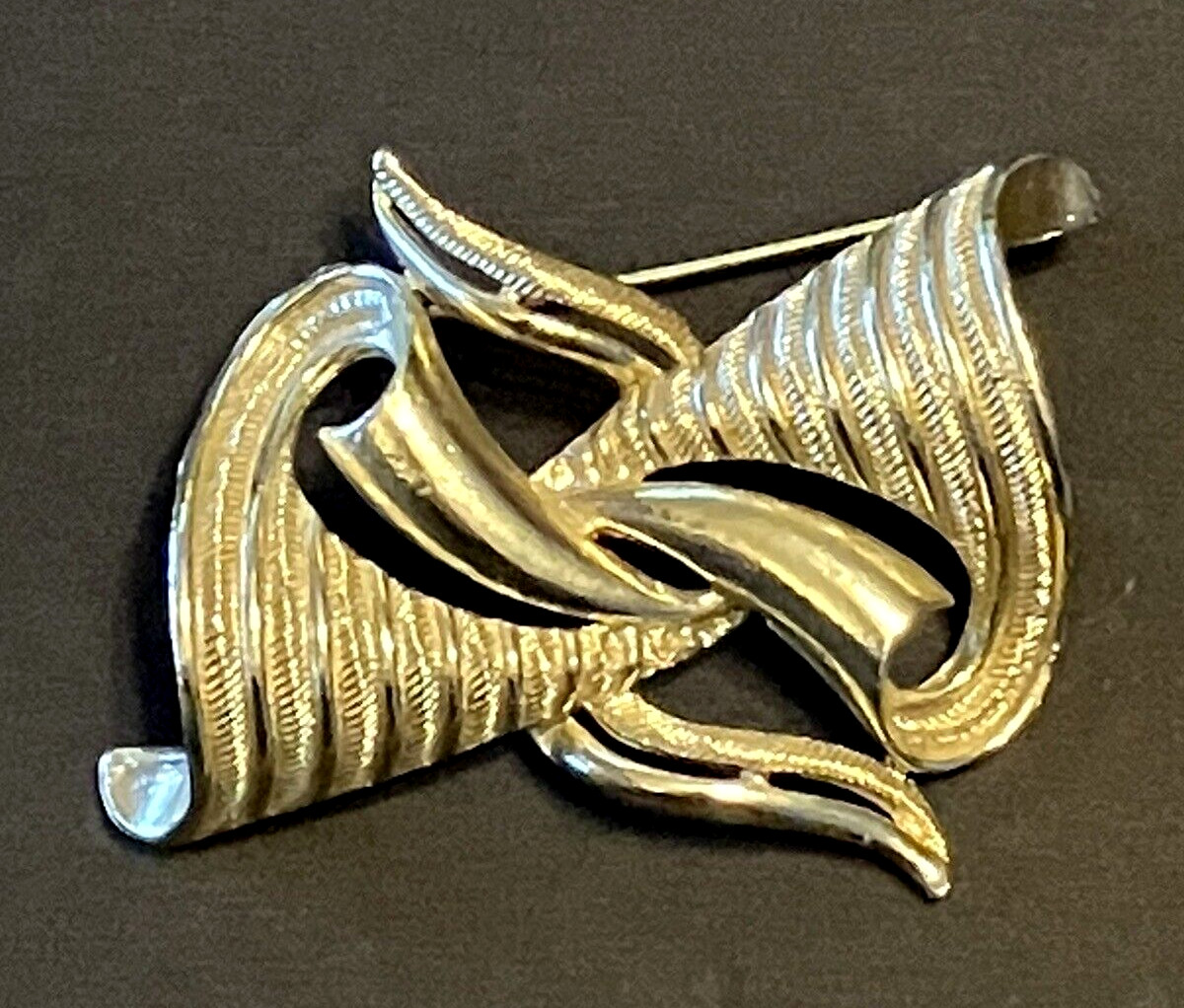 Vintage Gold Tone Brooch Textured Flowy Ribbons