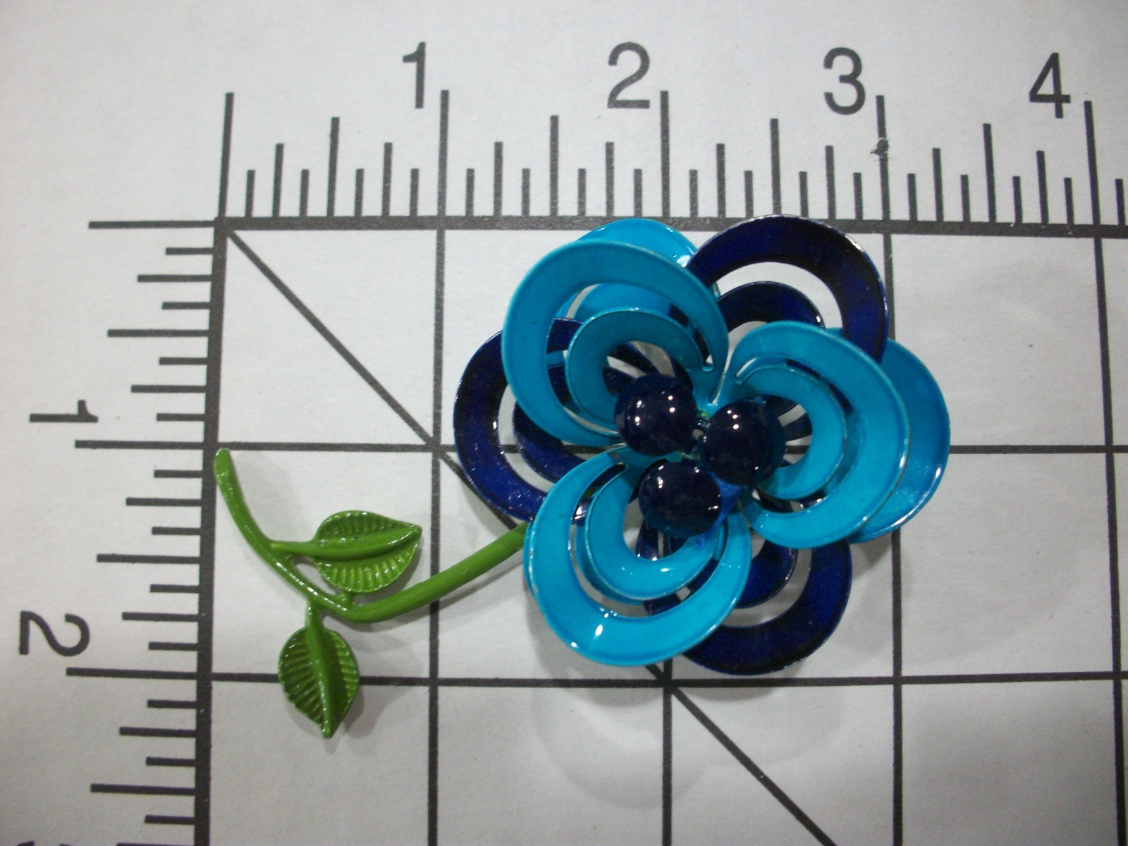 ViNTaGE MeTaL ENaMeL **TWO-TONE BLUE**LaYeReD/CuRLy OPeN FRaME FLoWeR PiN (READ)
