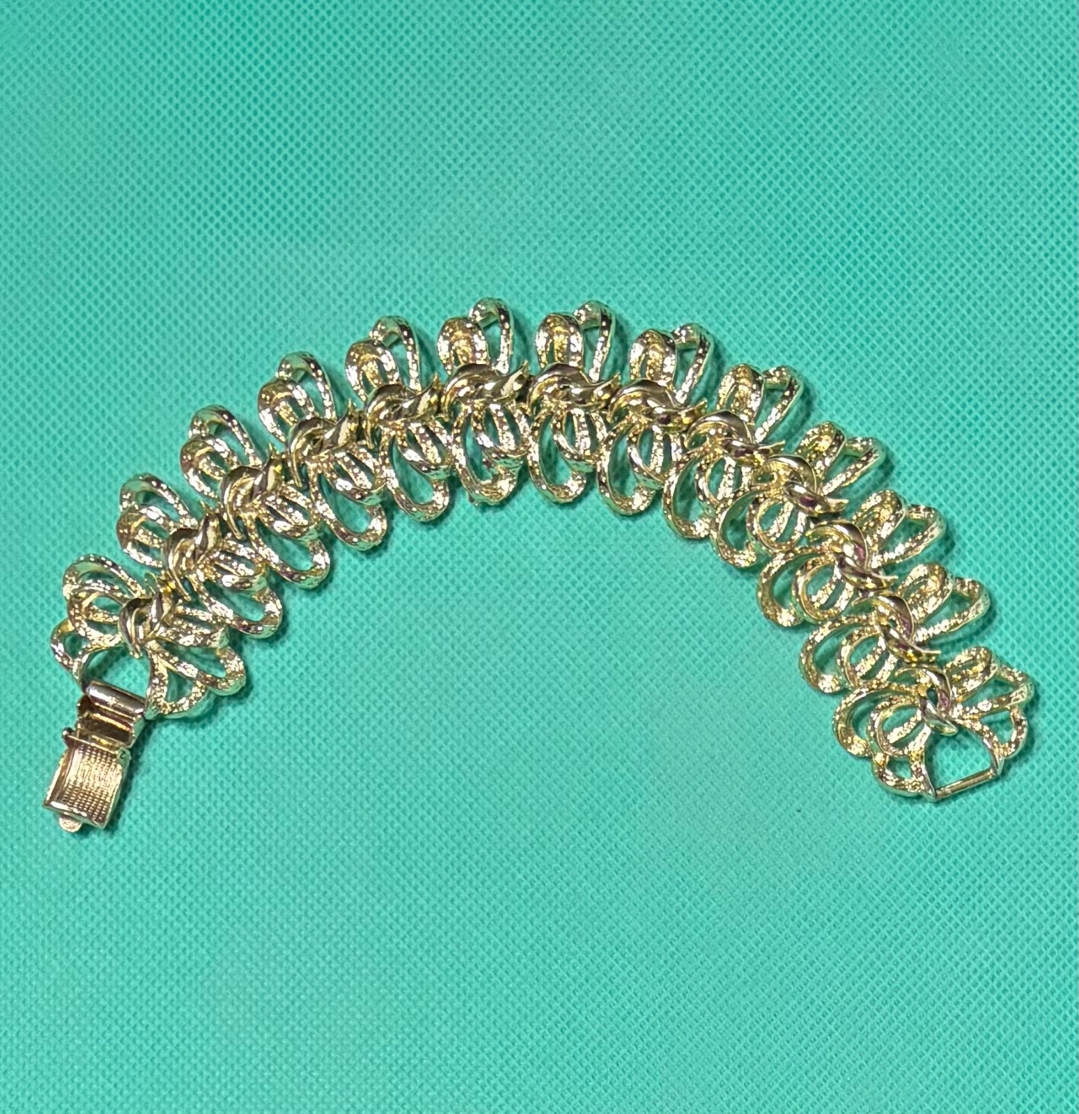 Coro Pegasus Bracelet Vtg Gold Tone Textured Bows Ribbons Design Approx 7 Inches