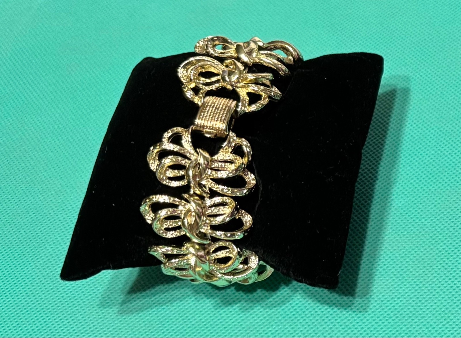 Coro Pegasus Bracelet Vtg Gold Tone Textured Bows Ribbons Design Approx 7 Inches