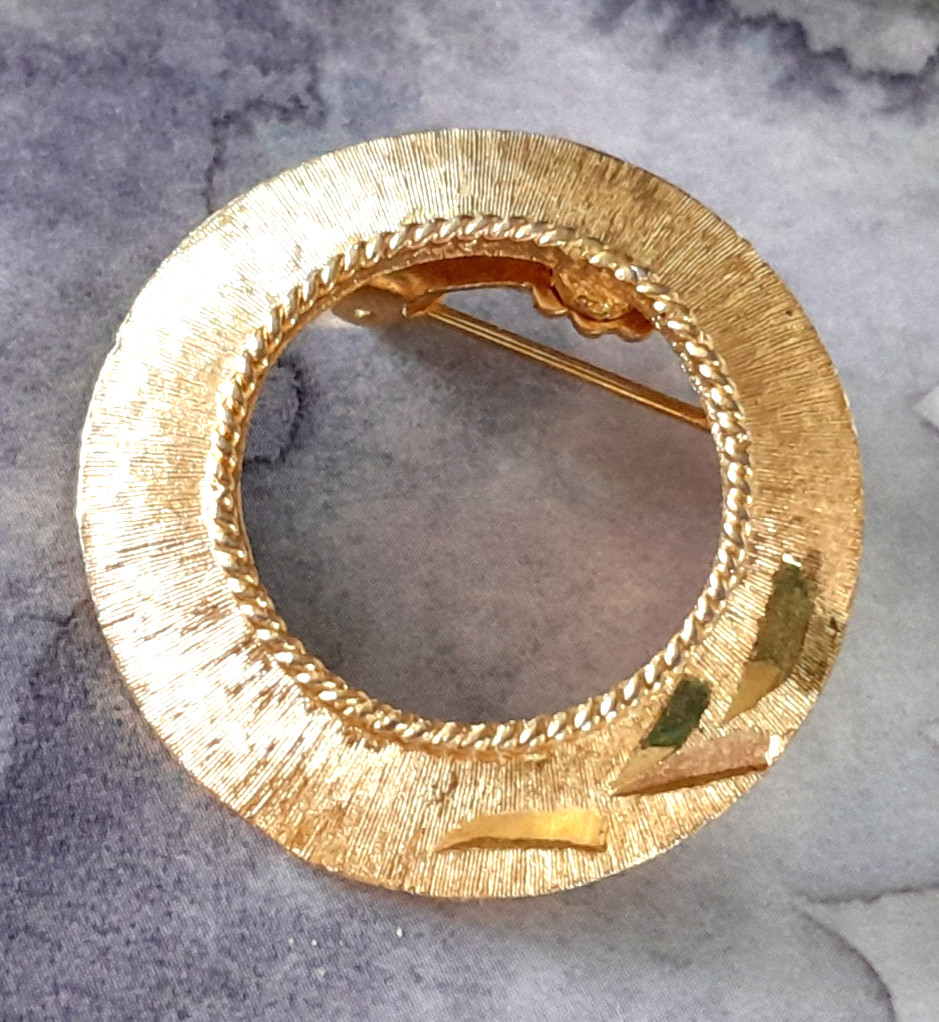 Vintage 1960’s MAMSELLE Signed Gold-Tone Metal 1.25″ Wreath Circle Pin/Brooch