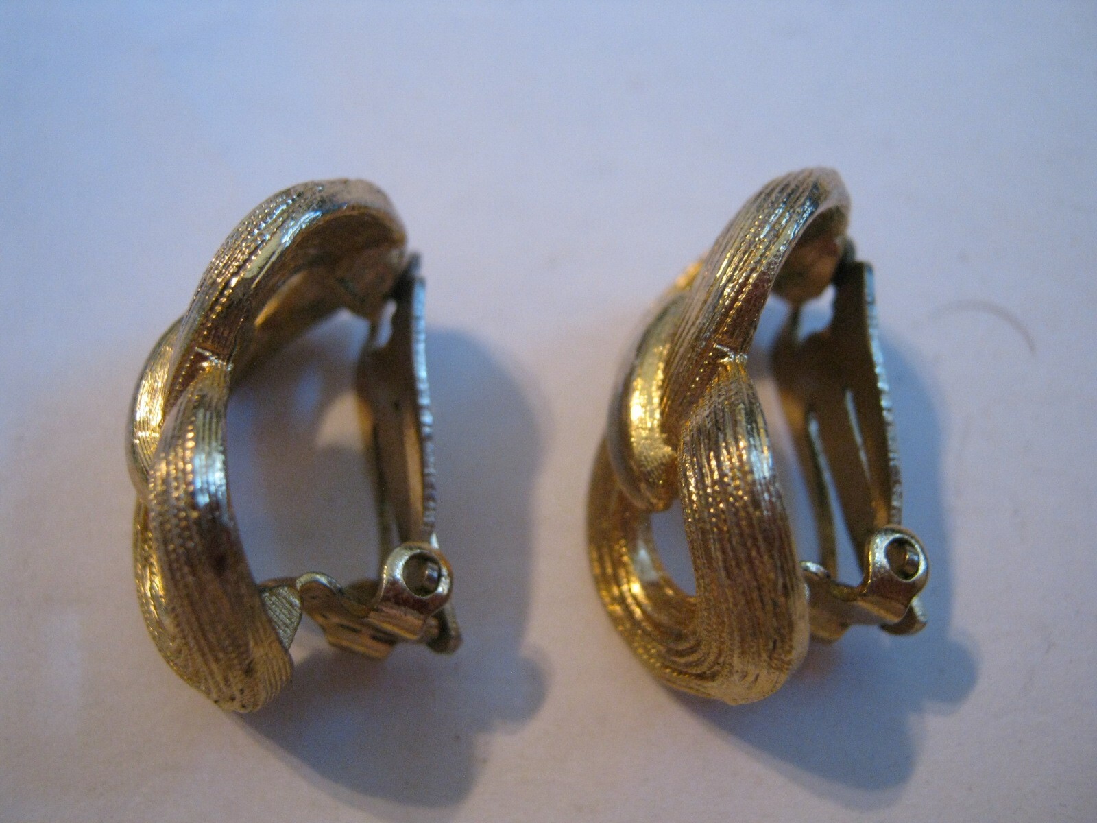 ORENA Paris (1977-2005) Golden Textured Figure 8 Knot 1″ Clip-On Earrings