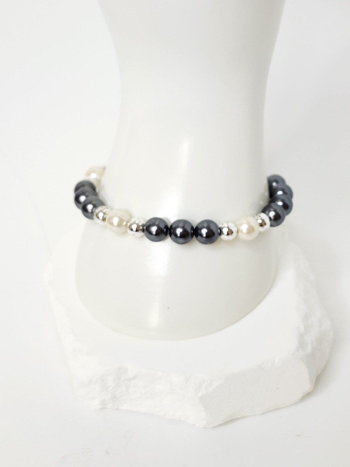 Vintage Gray And White Faux Pearl Bracelet – Freshwater Look – READ