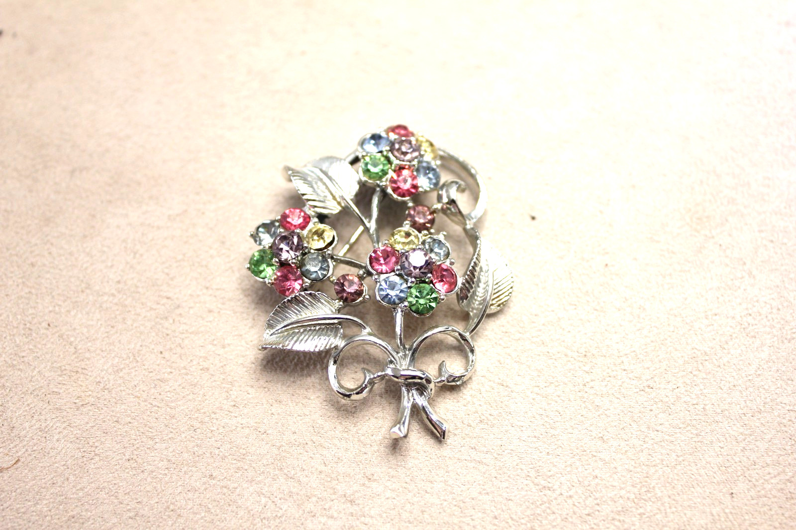Vintage Coro Brooch Lapel Pin with Pastel Colored Stones & Leaves – 2″ x 1.5″
