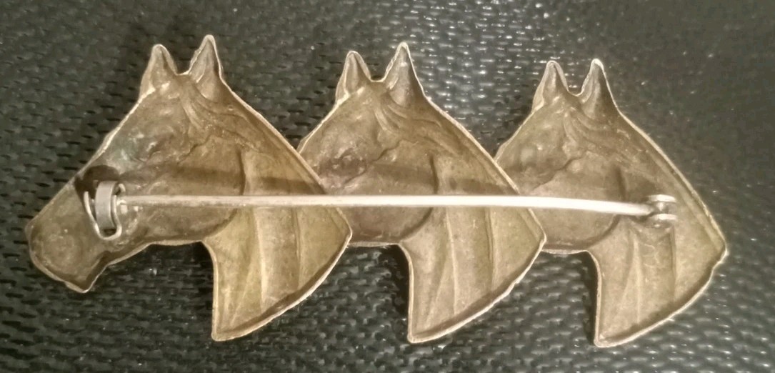 RARE MID CENTURY MODERN 3 HORSE HEAD PIN BROOCH 2 1/4″ ACROSS MCM RETRO