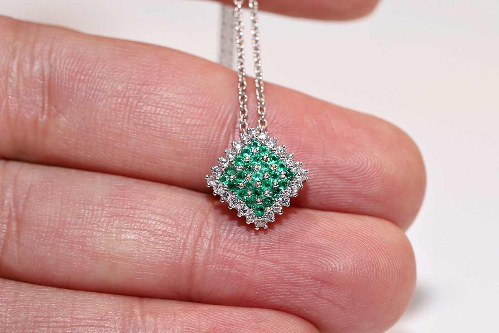 Vintage 18k Gold Natural Diamond And Emerald Decorated Necklace