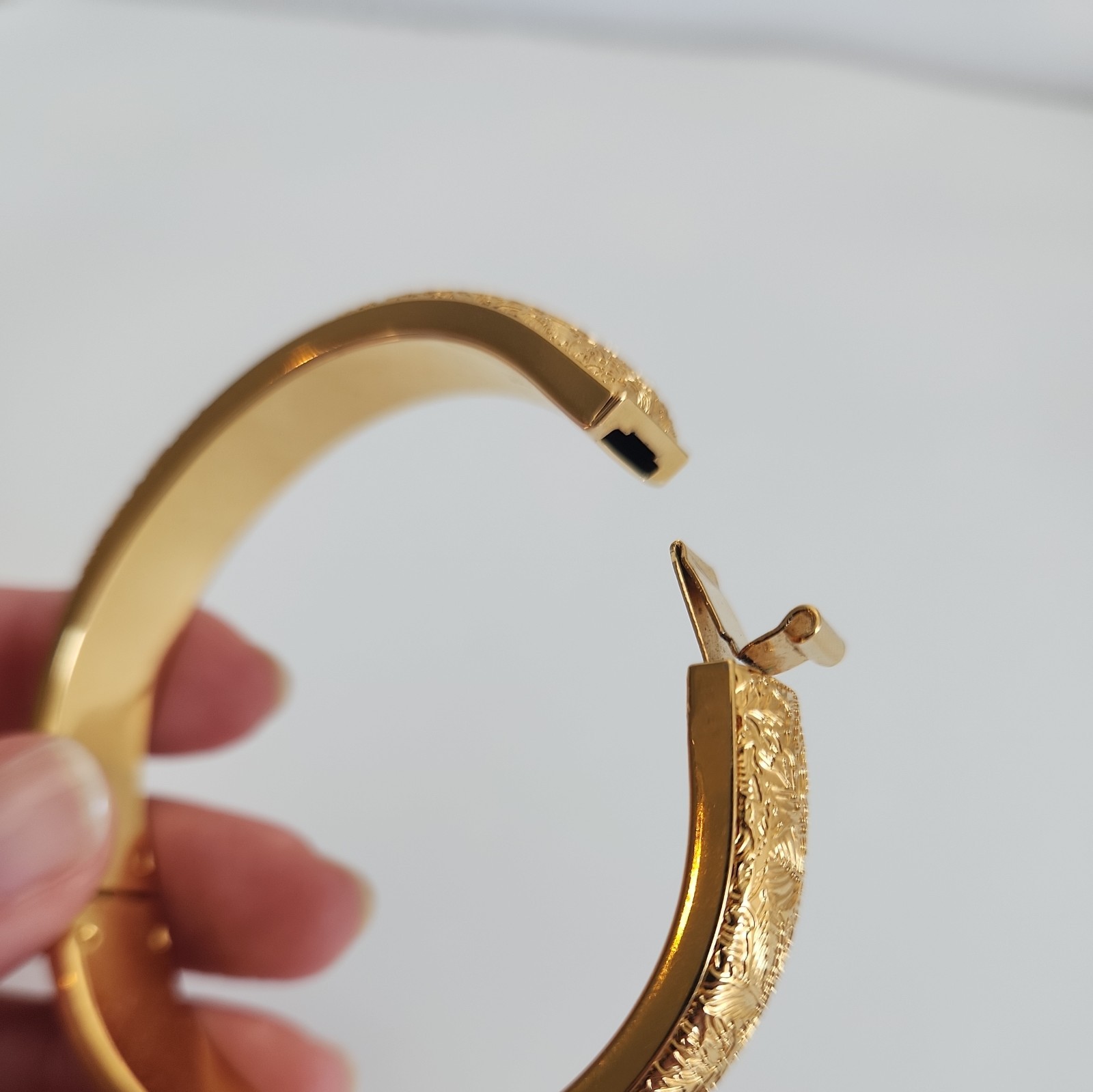 Vintage Monet Puffed Bracelet Gold Tone Leaf Floral Hinged Bangle Ornate