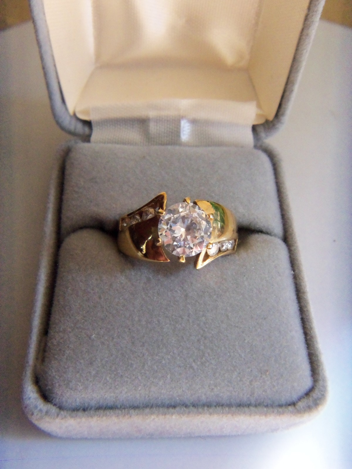 18k GE Ring w/Large CZ Stone & Side Channel Set Stones Size 7 RSC VERY NICE