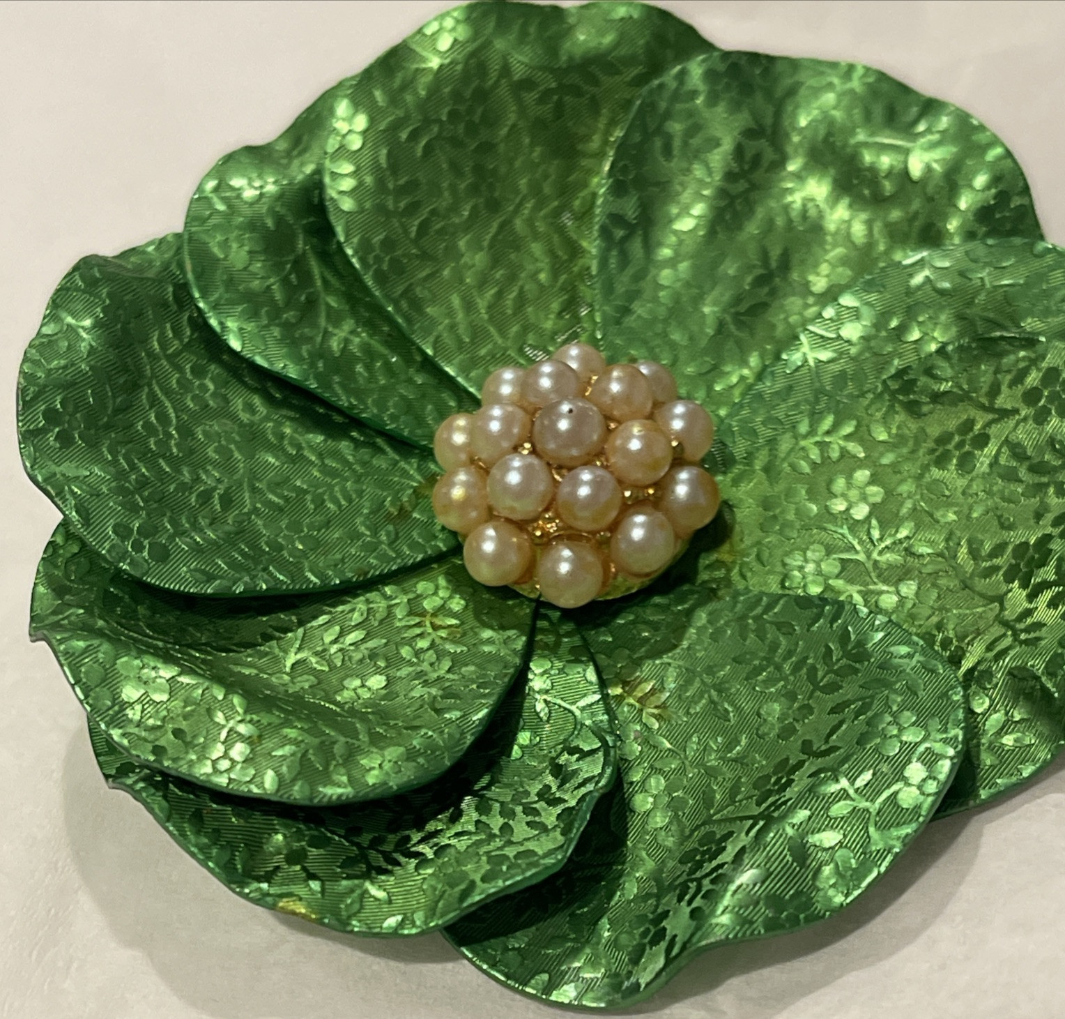VINTAGE Printed METAL ENAMEL FLOWER PIN BROOCH GREEN PETALS 3″ BLOOM Beaded Gold